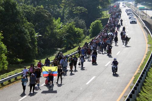 Caravana de 1,500 migrantes buscan llegar a EE. UU. antes de que asuma Trump