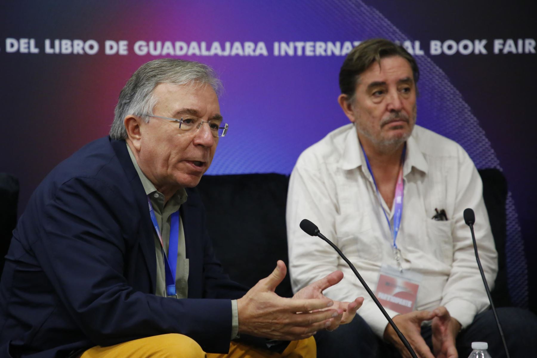 El catedrático e investigador español Antonio Monegal (i) y el director del Instituto Cervantes, Luis García Montero, participan en una rueda de prensa este martes, en el marco de la 38.ª edición de la FIL de Guadalajara, México.