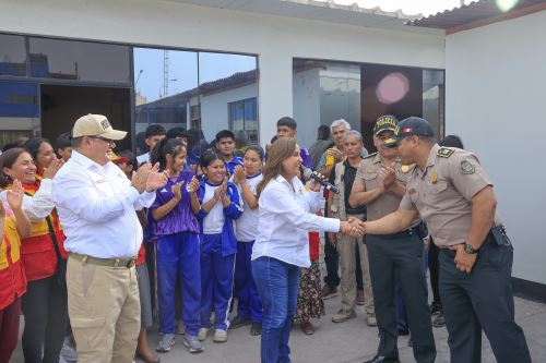 Acompañada por el ministro del Interior, Juan Santivañez, la presidenta destacó que la comisaría de Oquendo haya sido premiada por su buena labor. ANDINA/Prensa Presidencia