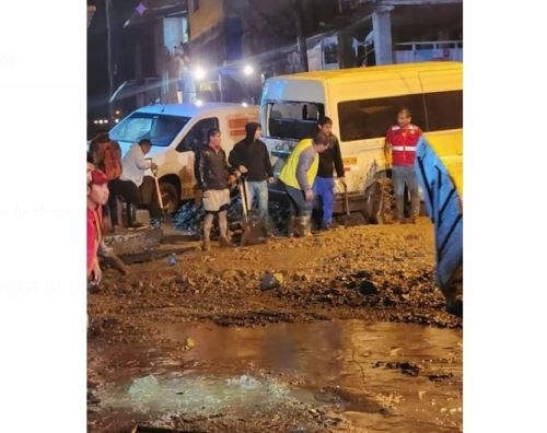 Las lluvias intensas que se registran en la sierra de La Libertad activaron una quebrada y provocaron la caída de un huaico que afectó calles y casas en el anexo de Llacuabamba, en la provincia de Pataz.  ANDINA/Difusión