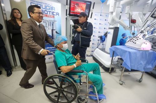 El ministro de Salud y el jefe del INEN presentaron los modernos equipos y los primeros pacientes operados. Fotos: ANDINA/Juan Carlos Guzmán