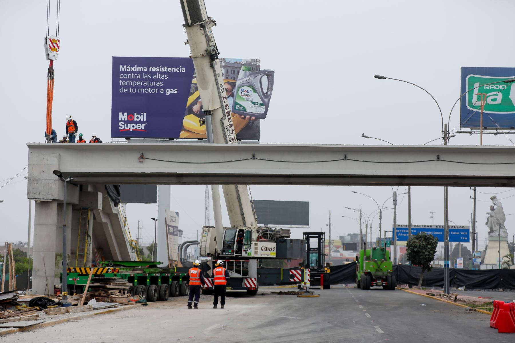 El ansiado puente peatonal Virgen del Carmen, construido luego de 40 años, beneficiará a más de 90 mil personas las cuales muchas veces arriesgaban su vida intentado cruzar corriendo la avenida Faucett.ANDINA/Difusión