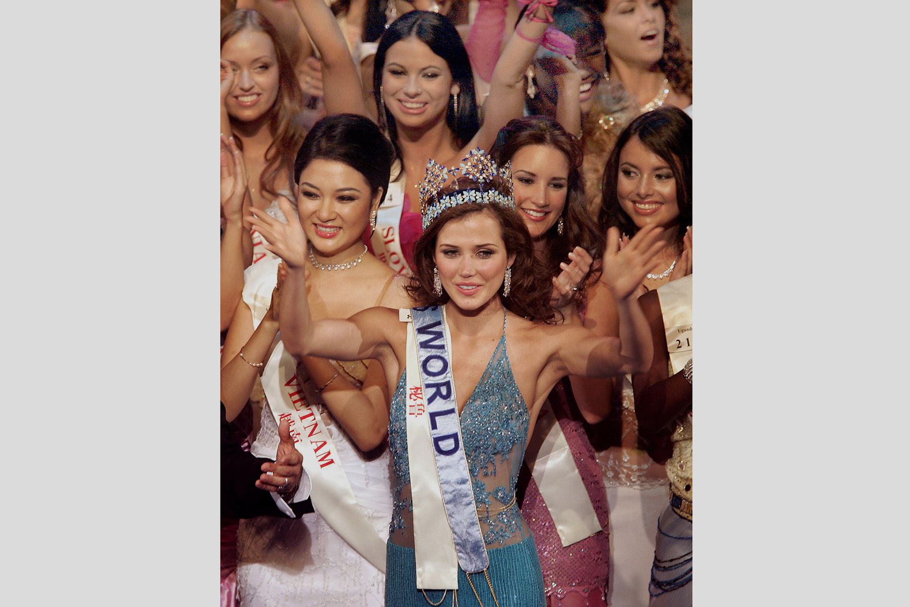 La recién coronada Miss Mundo 2004, María Julia Mantilla, de Perú, celebra con las demás concursantes durante la final del certamen Miss Mundo, el 4 de diciembre de 2004, en Sanya, en la isla turística de Hainan, al sur de China. Foto: AFP