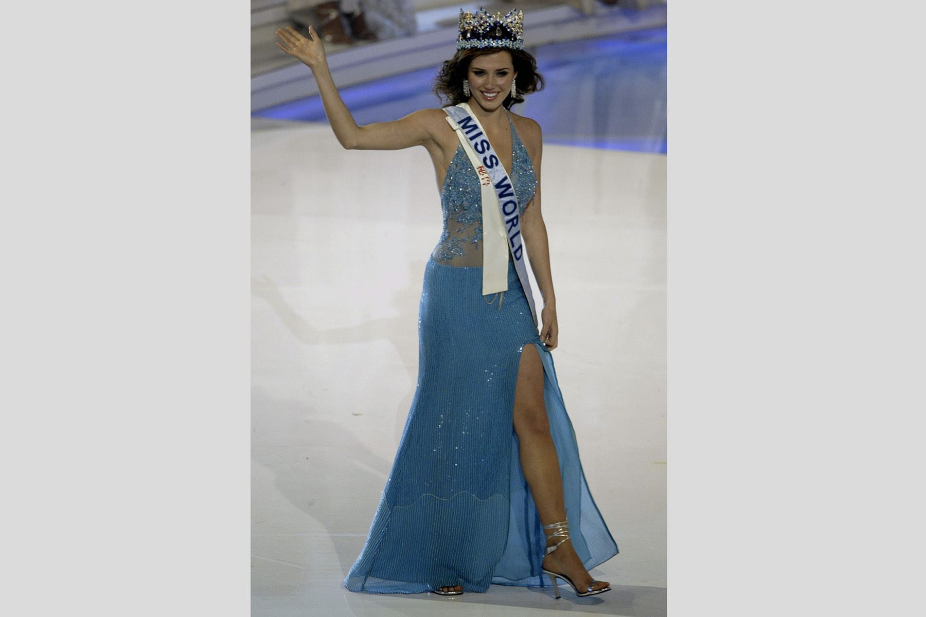 Sanya, China 4 diciembre 2004 / Miss Perú, Maria Julia Mantilla, saluda al público tras ser coronada Miss Mundo en la 54° edición del concurso Miss Mundo que se celebra en Sanya, en la isla china de Hainan. Foto: EFE