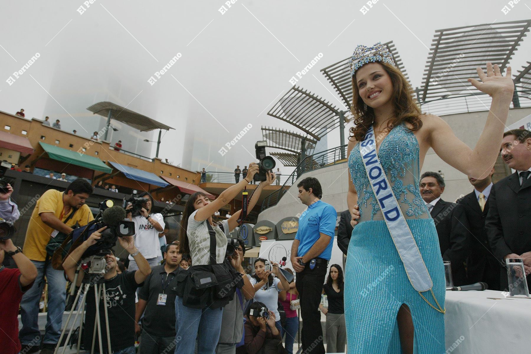 Lima - 17 diciembre 2004 / La peruana María Julia Mantilla saluda previo a una conferencia de prensa en su primer día en el Perú  tras retornar con la corona de Miss Mundo conseguida en Hainan, sur de China hace dos semanas. Foto: Diario Oficial El Peruano / Pedro Cárdenas