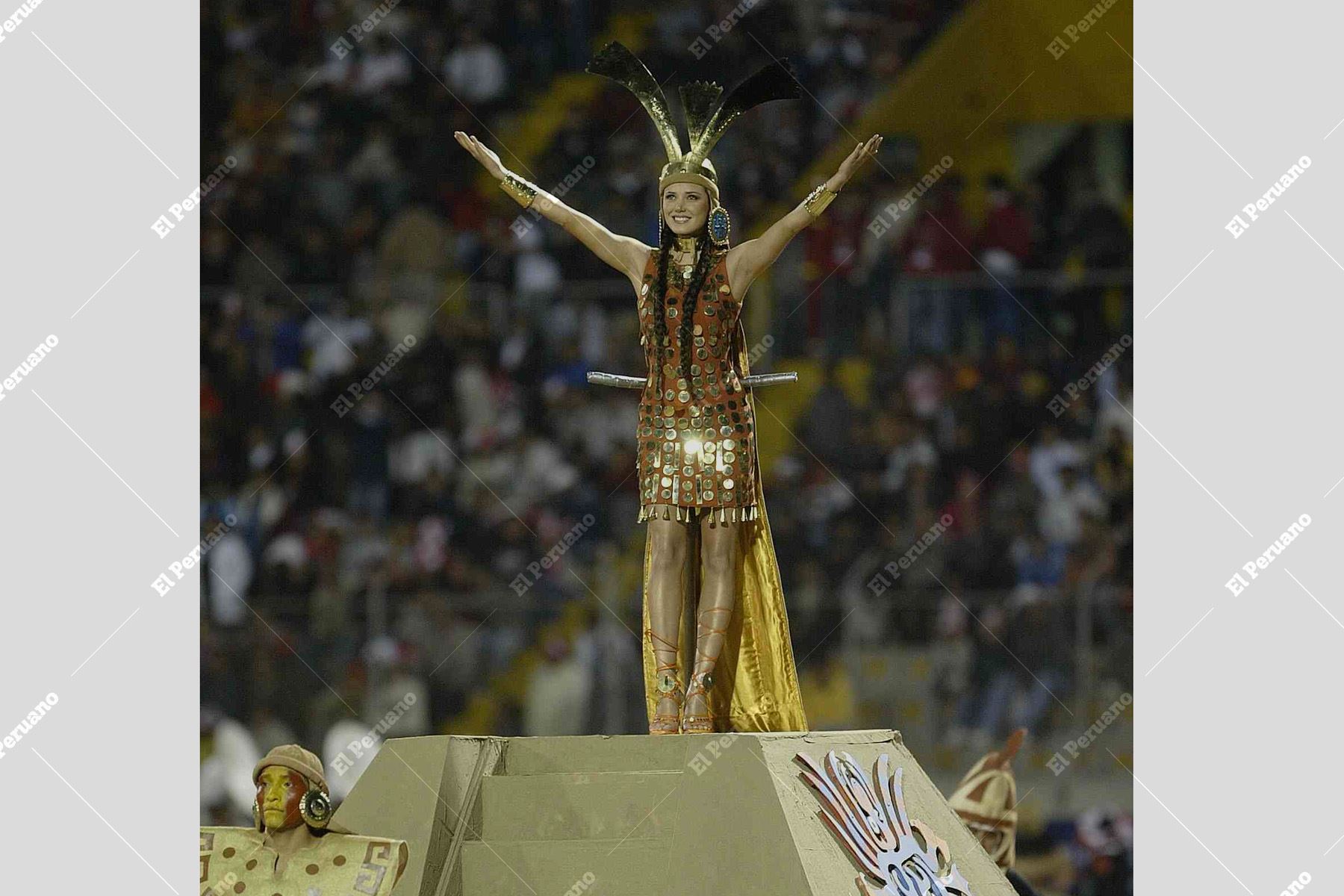 Trujillo - 16 setiembre 2005 / La Miss Mundo María Julia Mantilla con traje típico en la ceremonia de inauguración del Campeonato Mundial Fútbol Sub-17. Foto: Diario Oficial El Peruano / Pedro Cárdenas