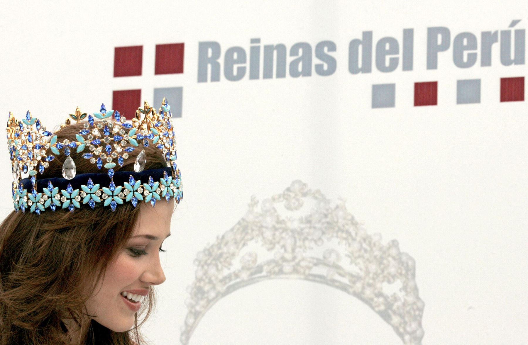 Lima - 17 diciembre 2004 / Maria Julia Mantilla, "Maju", llega a una conferencia de prensa en su primer día en el Perú tras retornar con la corona de Miss Mundo conseguida en Hainan, sur de China hace dos semanas. Foto: AFP