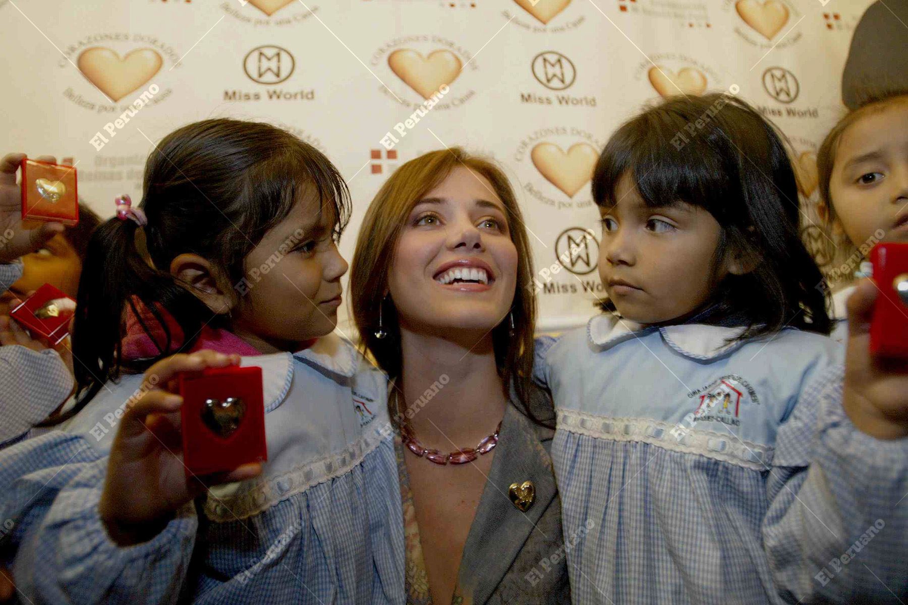 Lima - 31 agosto 2005 / La Miss Mundo 2004, María Julia Mantilla, inició la campaña solidaria Corazones Dorados en favor de la Fundación por los Niños del Perú . Foto: Diario Oficial El Peruano / Pedro Cárdenas