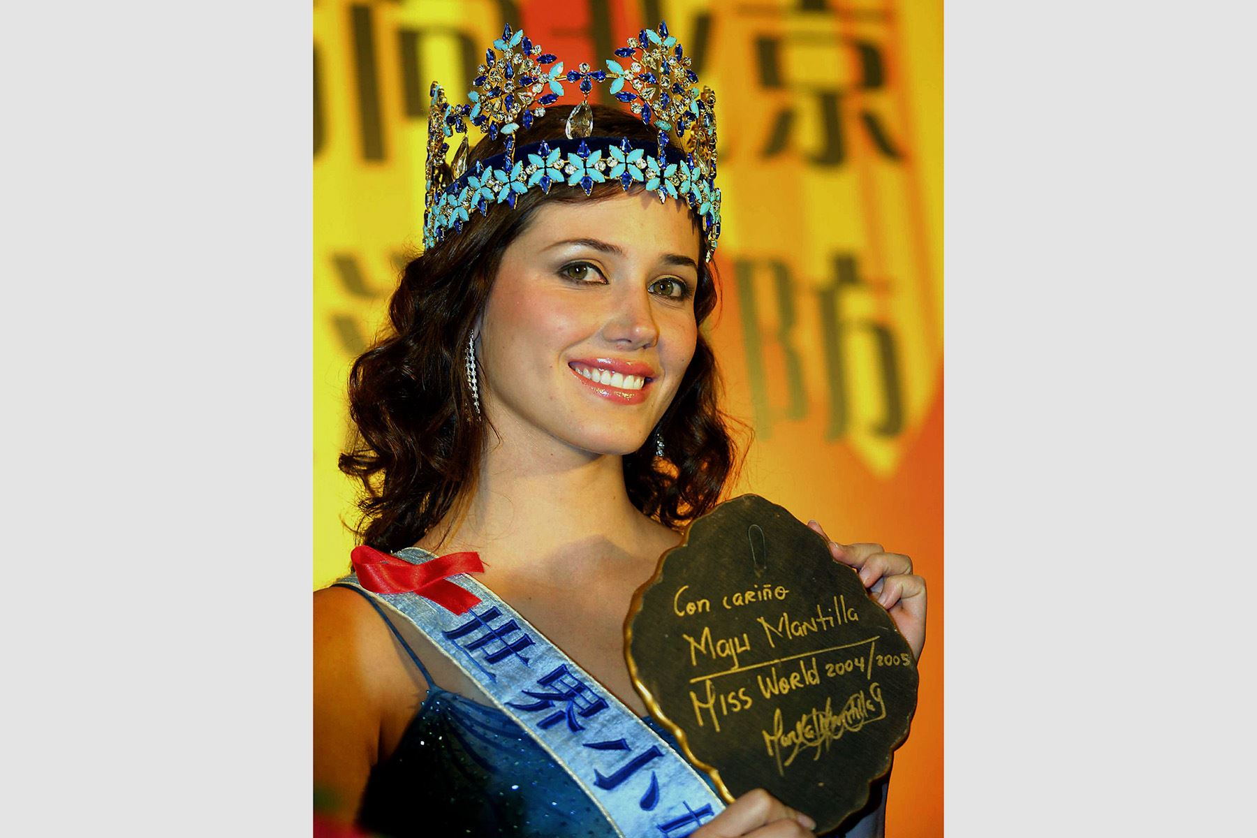 Pekín, China - 22 enero 2005 / La peruana María Julia Mantilla, Miss Mundo 2004, posa durante un evento para promocionar  el certamen Miss Mundo 2005, que se celebrará por tercer año consecutivo en Sanya, en la isla turística de Hainan, en el sur de China. Foto: AFP