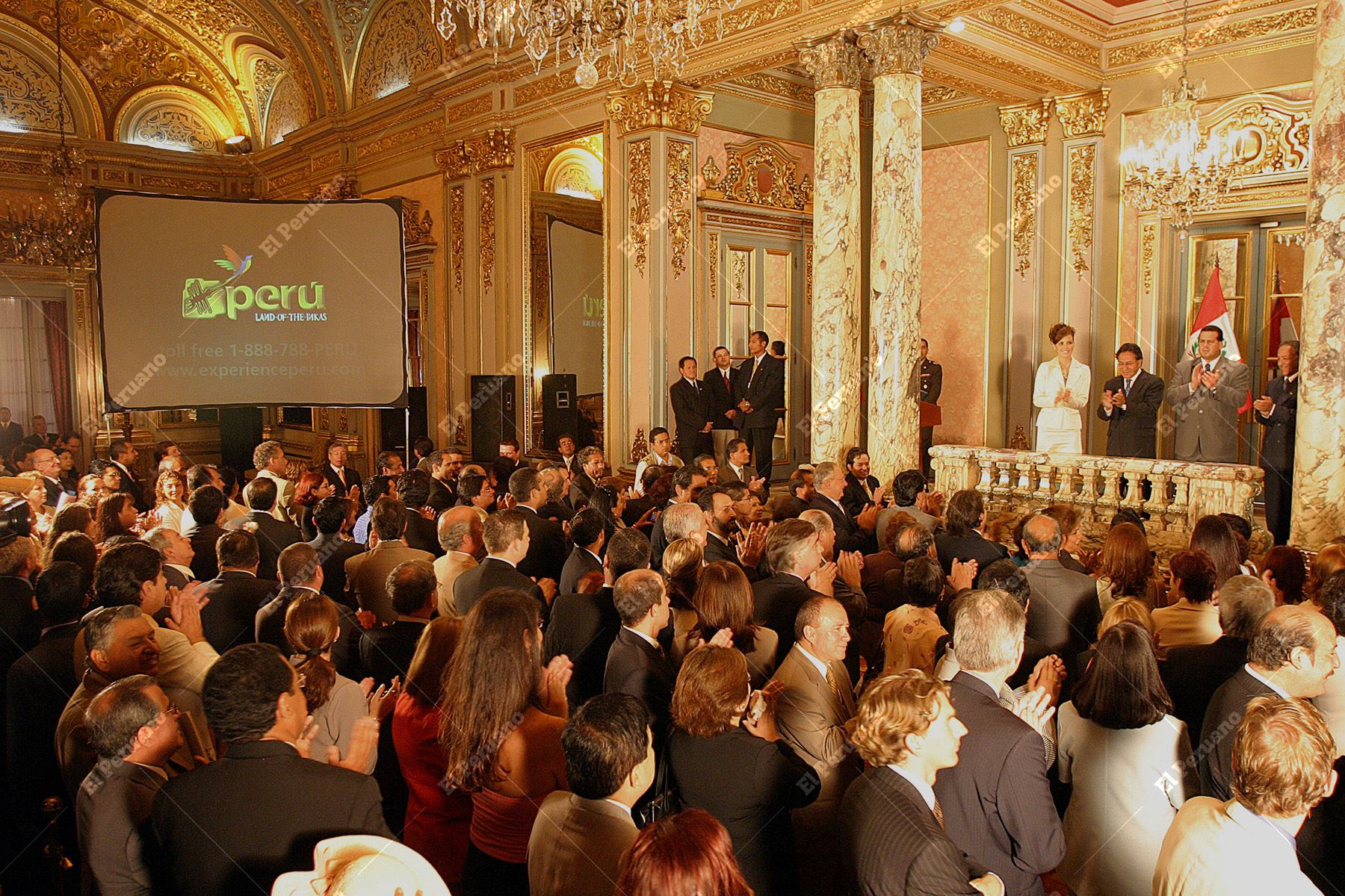 Lima - 18 febrero 2005 / En una ceremonia realizada en Palacio de Gobierno, Maria Julia Mantilla, Miss Mundo 2004, fue nombrada Embajadora del Turismo.  Foto: Diario Oficial El Peruano / Ricardo Choy-kiFox