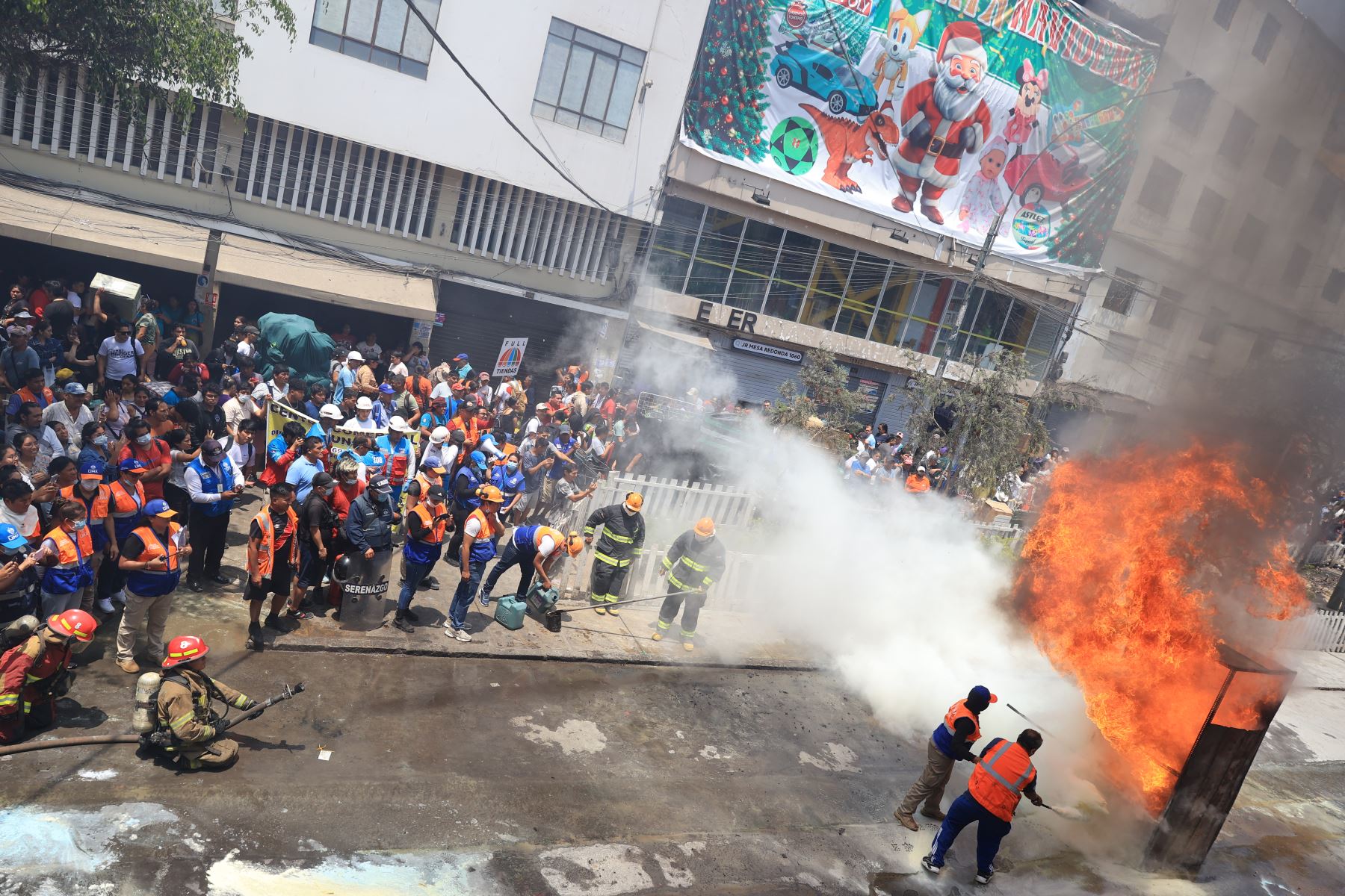 Mesa Redonda registra visita de 468 mil personas por día en estas semanas previas a Navidad. Hoy se desarrolló el cuarto simulacro de incendio, con participación de los comerciantes.  Fotos: ANDINA/Jhonel Rodríguez Robles