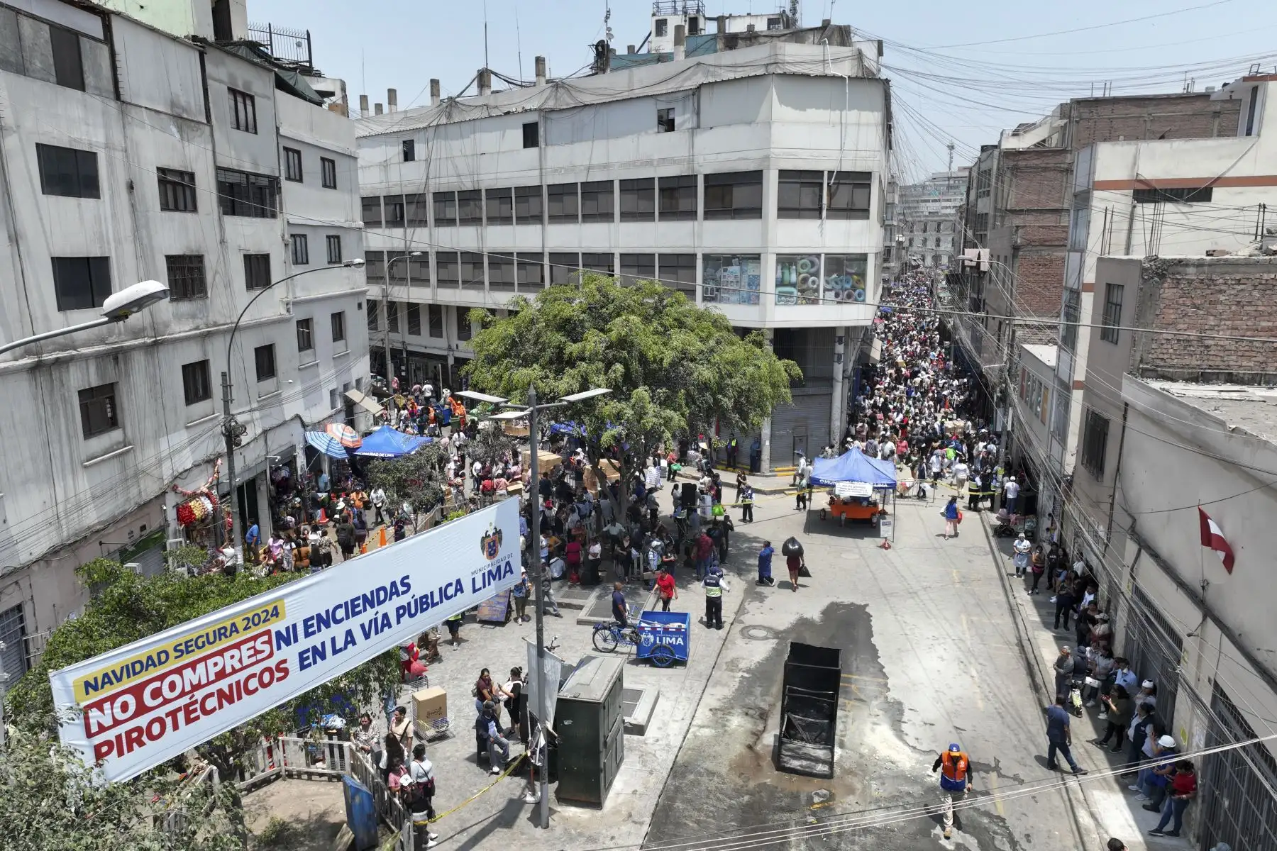 Mesa Redonda registra visita de 468 mil personas por día en estas semanas previas a Navidad. Hoy se desarrolló el cuarto simulacro de incendio, con participación de los comerciantes. ANDINA/Jhonel Rodríguez Robles