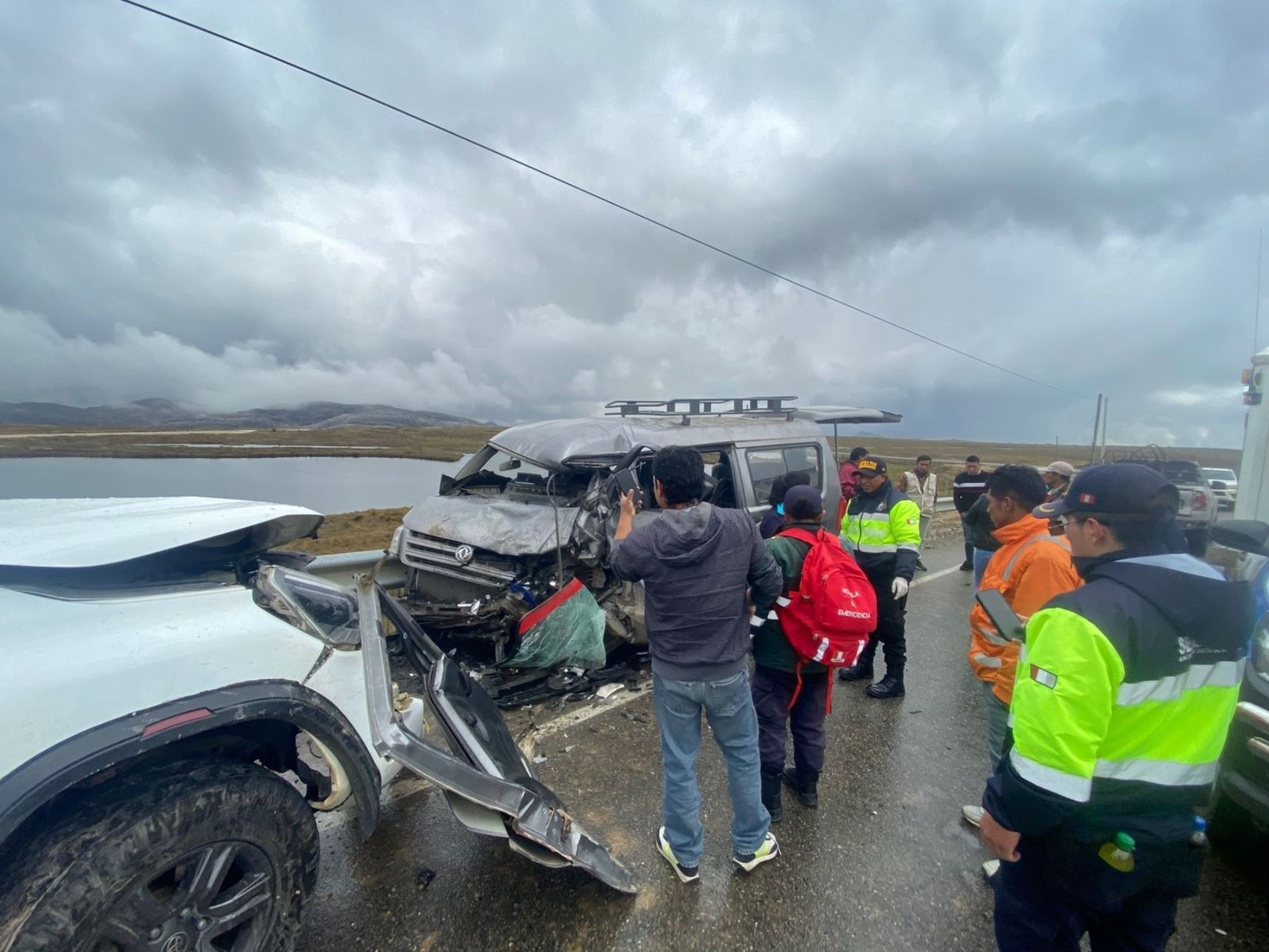 Tres personas fallecieron hoy tras el choque entre una combi y una camioneta cerca de la pista de aterrizaje del distrito de Quiruvilca, en la sierra de La Libertad.