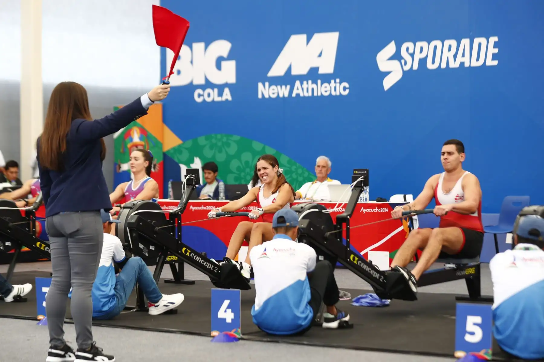 Los atletas peruanos Alessia Palacios Carrillo y Vincenzo Daniel Giurfa Sanguineti participaron en la competencia de remoergómetro categoría dobles mixta de los Juegos Bolivarianos Bicentenario Ayacucho 2024, que se realizó en el colegio emblemático Mariscal Cáceres de Huamanga, en la que obtuvieron la medalla de plata. Foto: ANDINA/Daniel Bracamonte