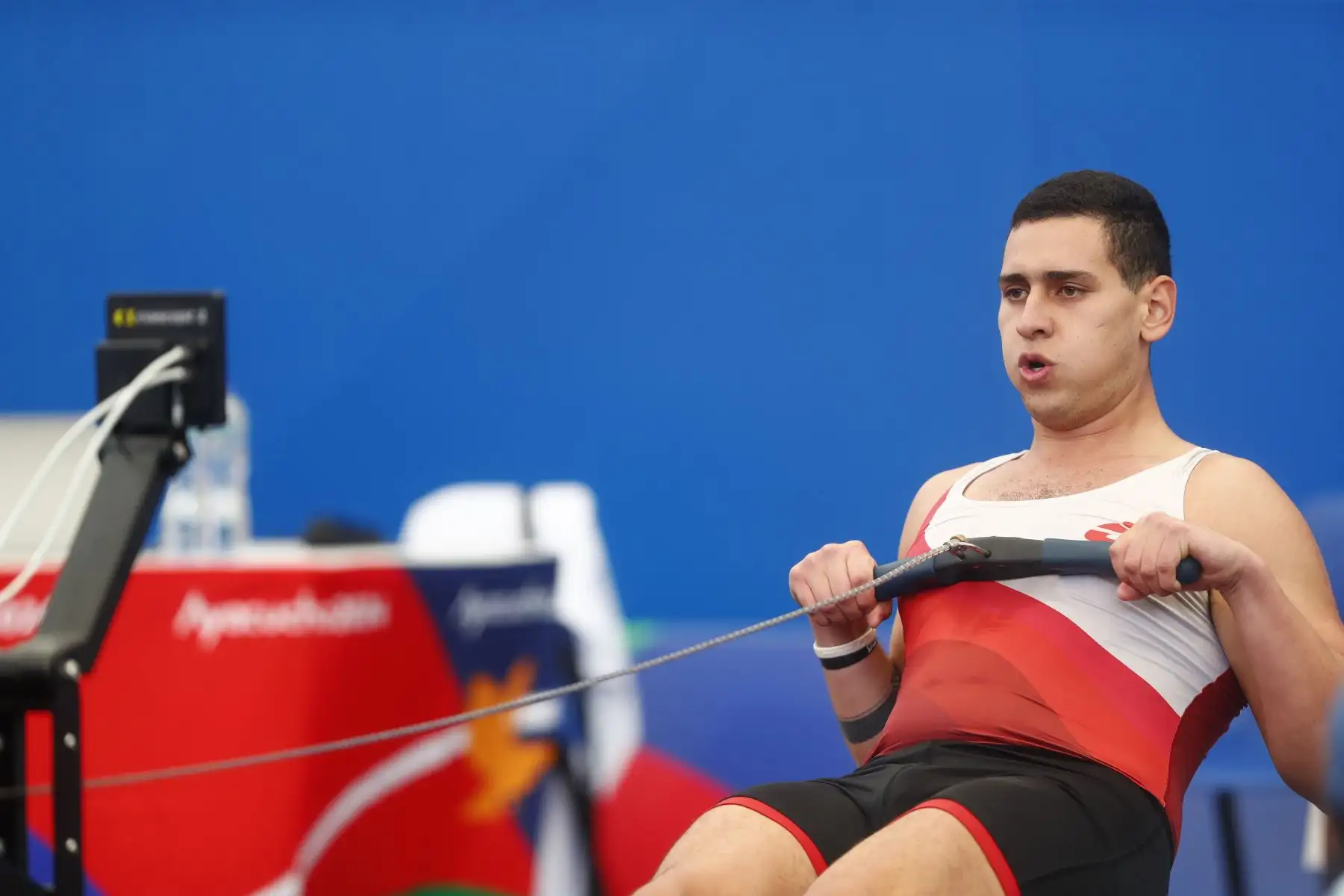 Los atletas peruanos Alessia Palacios Carrillo y Vincenzo Daniel Giurfa Sanguineti participaron en la competencia de remoergómetro categoría dobles mixta de los Juegos Bolivarianos Bicentenario Ayacucho 2024, que se realizó en el colegio emblemático Mariscal Cáceres de Huamanga, en la que obtuvieron la medalla de plata. Foto: ANDINA/Daniel Bracamonte