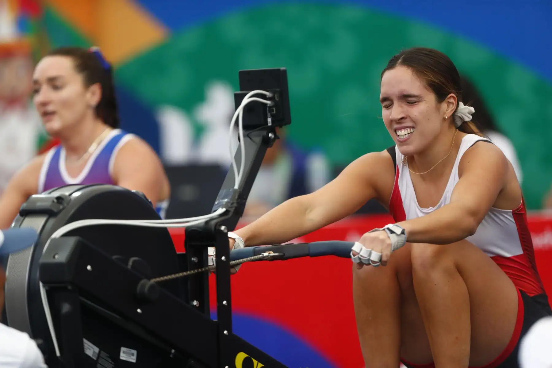 Los atletas peruanos Alessia Palacios Carrillo y Vincenzo Daniel Giurfa Sanguineti participaron en la competencia de remoergómetro categoría dobles mixta de los Juegos Bolivarianos Bicentenario Ayacucho 2024, que se realizó en el colegio emblemático Mariscal Cáceres de Huamanga, en la que obtuvieron la medalla de plata. Foto: ANDINA/Daniel Bracamonte
