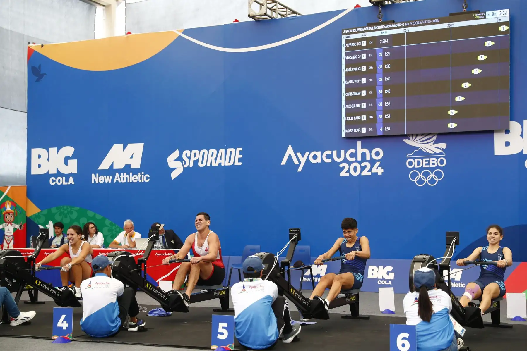 Los atletas peruanos Alessia Palacios Carrillo y Vincenzo Daniel Giurfa Sanguineti participaron en la competencia de remoergómetro categoría dobles mixta de los Juegos Bolivarianos Bicentenario Ayacucho 2024, que se realizó en el colegio emblemático Mariscal Cáceres de Huamanga, en la que obtuvieron la medalla de plata. Foto: ANDINA/Daniel Bracamonte
