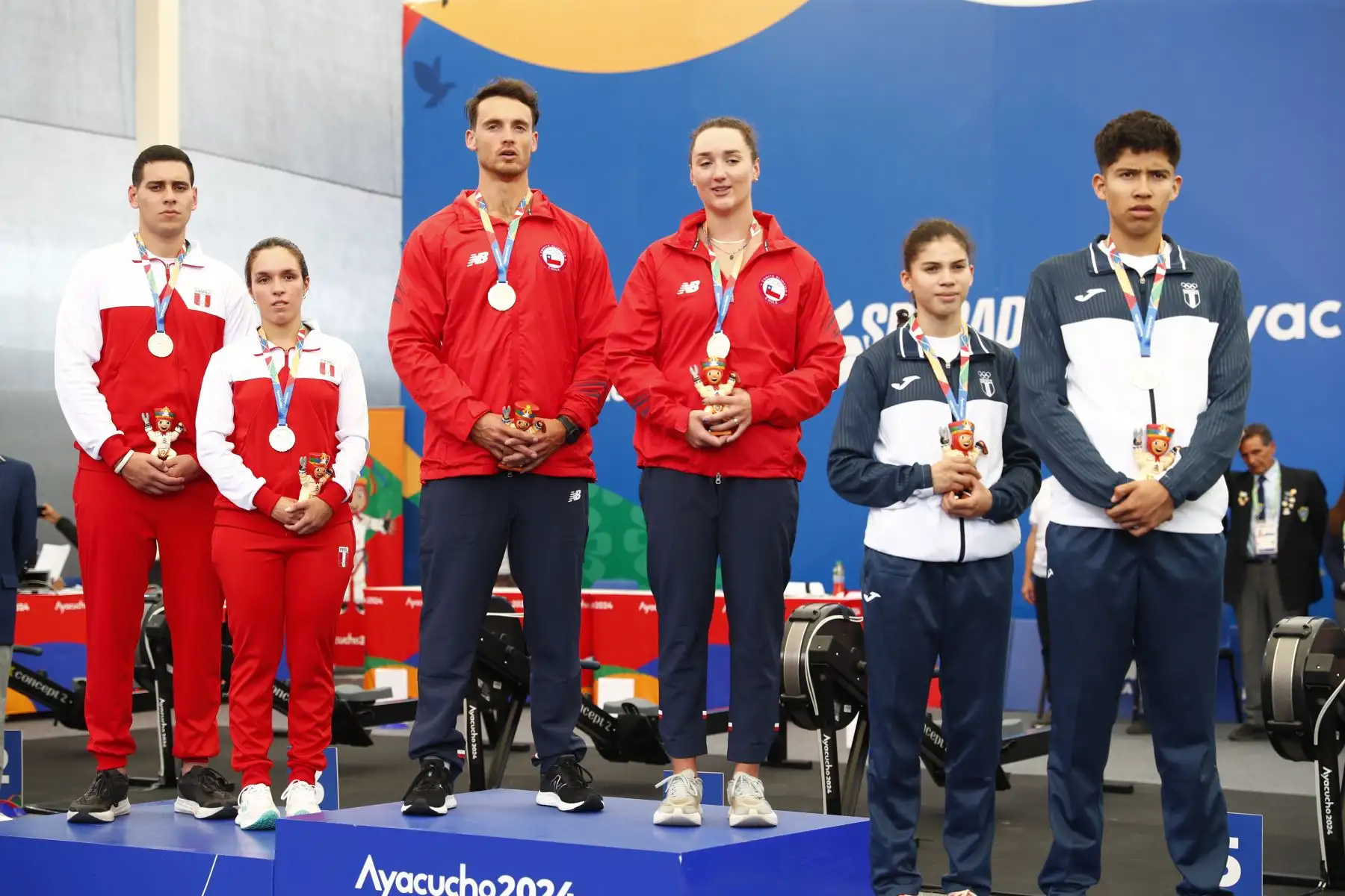 Los atletas peruanos Alessia Palacios Carrillo y Vincenzo Daniel Giurfa Sanguineti participaron en la competencia de remoergómetro categoría dobles mixta de los Juegos Bolivarianos Bicentenario Ayacucho 2024, que se realizó en el colegio emblemático Mariscal Cáceres de Huamanga, en la que obtuvieron la medalla de plata. Foto: ANDINA/Daniel Bracamonte