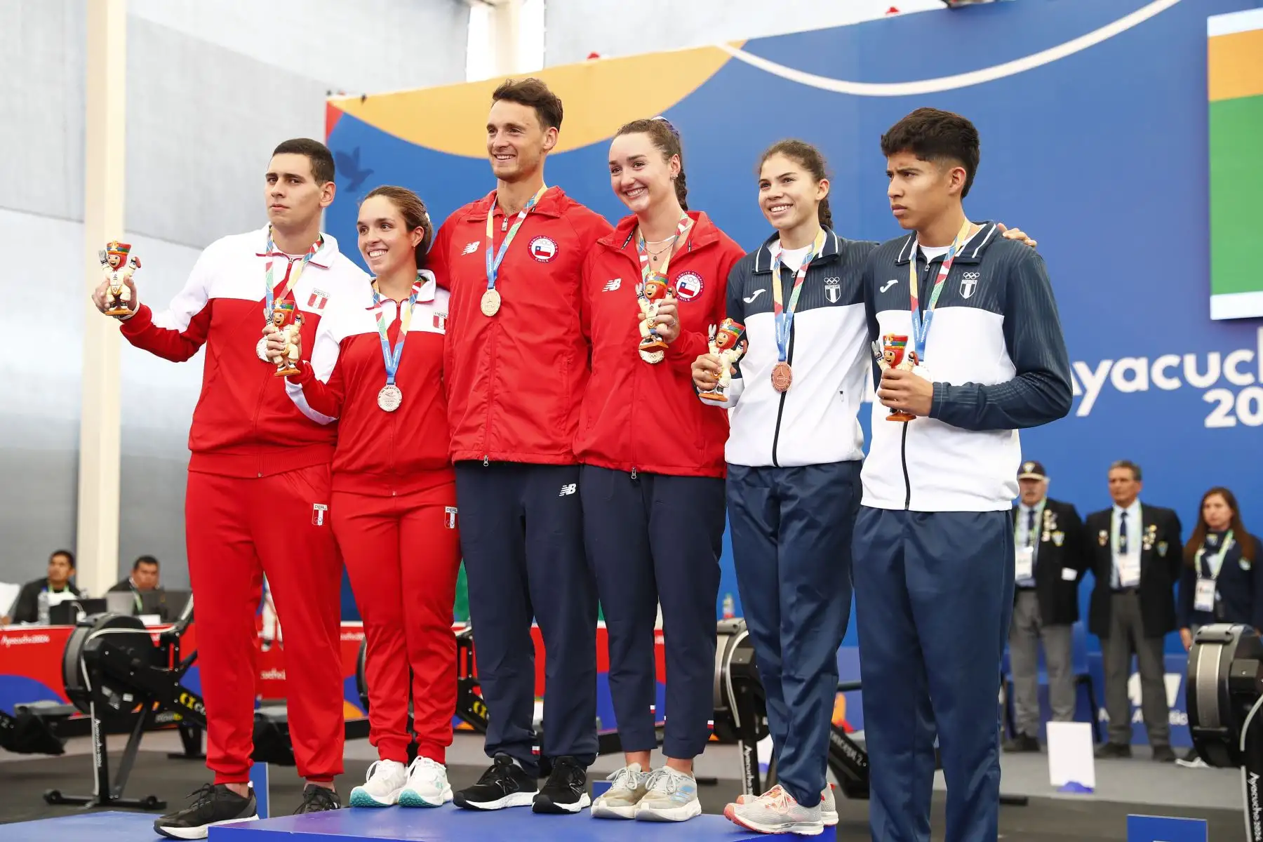 Los atletas peruanos Alessia Palacios Carrillo y Vincenzo Daniel Giurfa Sanguineti participaron en la competencia de remoergómetro categoría dobles mixta de los Juegos Bolivarianos Bicentenario Ayacucho 2024, que se realizó en el colegio emblemático Mariscal Cáceres de Huamanga, en la que obtuvieron la medalla de plata. Foto: ANDINA/Daniel Bracamonte