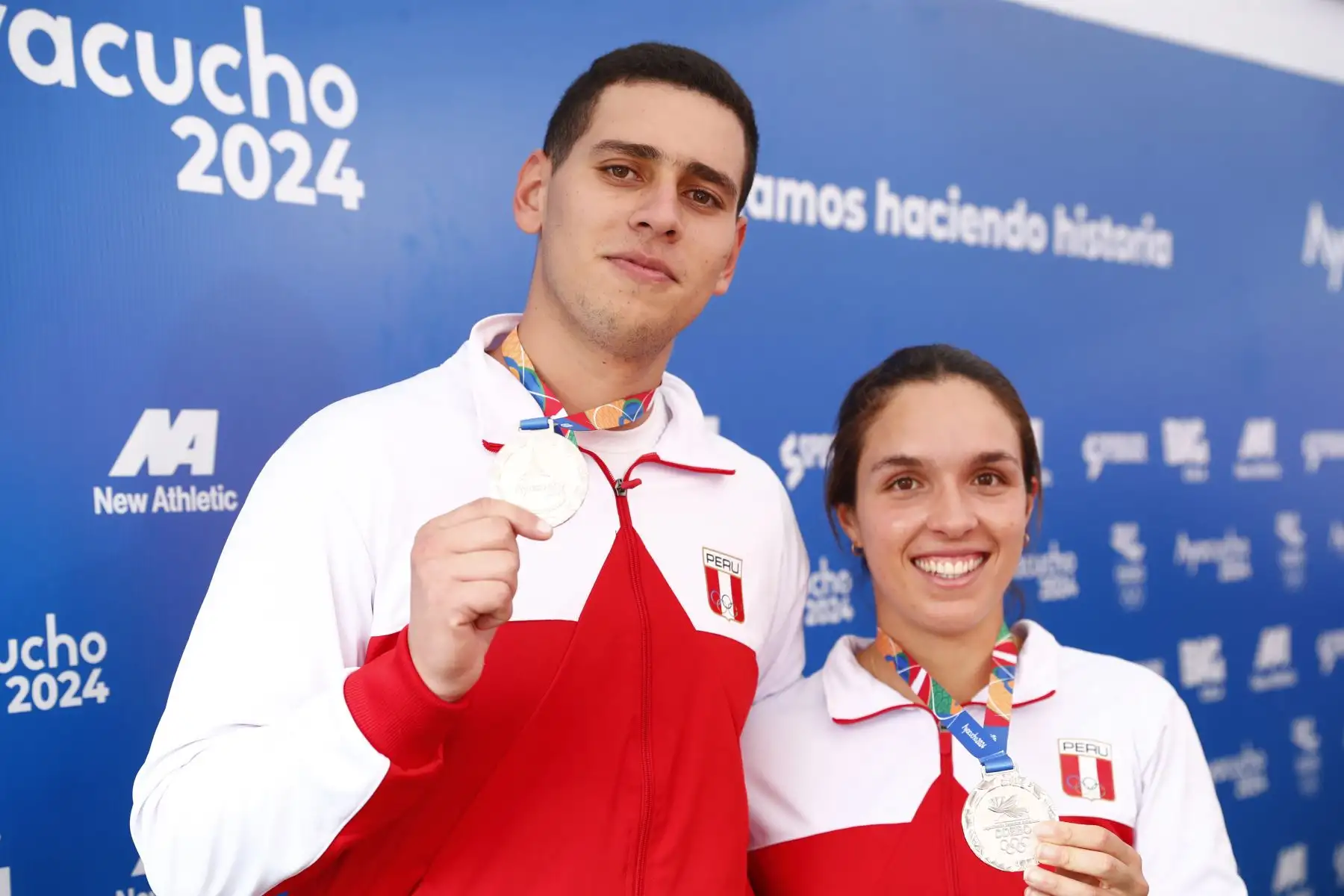 Los atletas peruanos Alessia Palacios Carrillo y Vincenzo Daniel Giurfa Sanguineti participaron en la competencia de remoergómetro categoría dobles mixta de los Juegos Bolivarianos Bicentenario Ayacucho 2024, que se realizó en el colegio emblemático Mariscal Cáceres de Huamanga, en la que obtuvieron la medalla de plata. Foto: ANDINA/Daniel Bracamonte