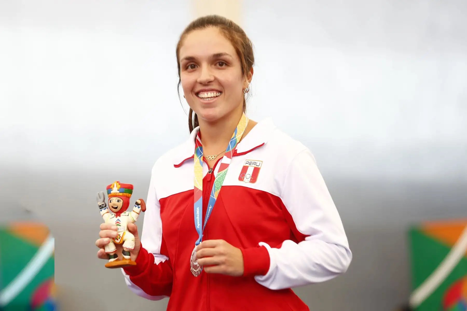 Ceremonia oficial de premiación a los 3 primeros lugares en la competencia de remoergómetro categoría individual femenina de los Juegos Bolivarianos Bicentenario Ayacucho 2024, en el colegio emblemático Mariscal Cáceres de Huamanga, en donde la peruana Valeria Palacios Carrillo obtuvo la medalla de plata. Foto: ANDINA/Daniel Bracamonte