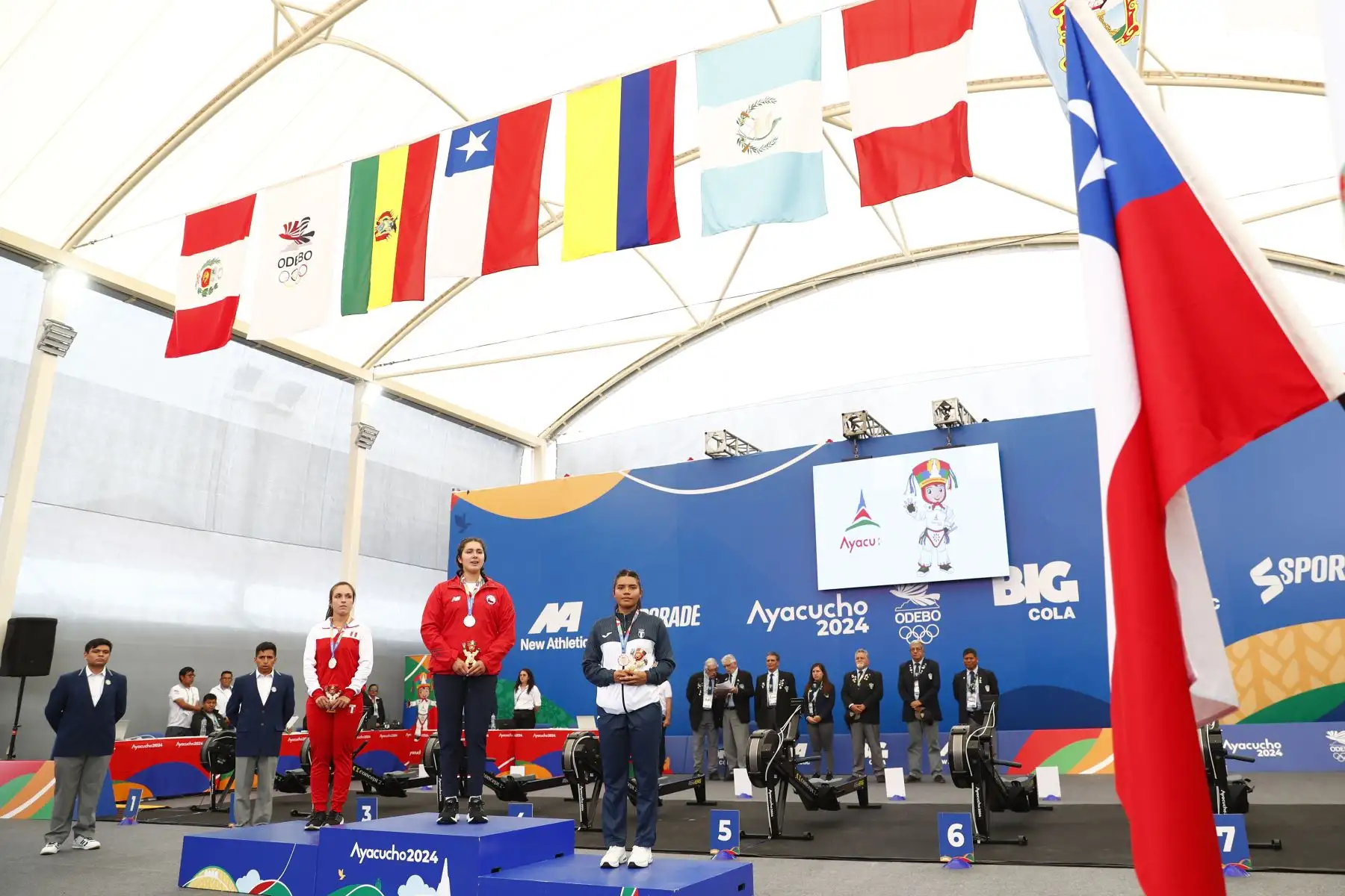 Ceremonia oficial de premiación a los 3 primeros lugares en la competencia de remoergómetro categoría individual femenina de los Juegos Bolivarianos Bicentenario Ayacucho 2024, en el colegio emblemático Mariscal Cáceres de Huamanga, en donde la peruana Valeria Palacios Carrillo obtuvo la medalla de plata. Foto: ANDINA/Daniel Bracamonte