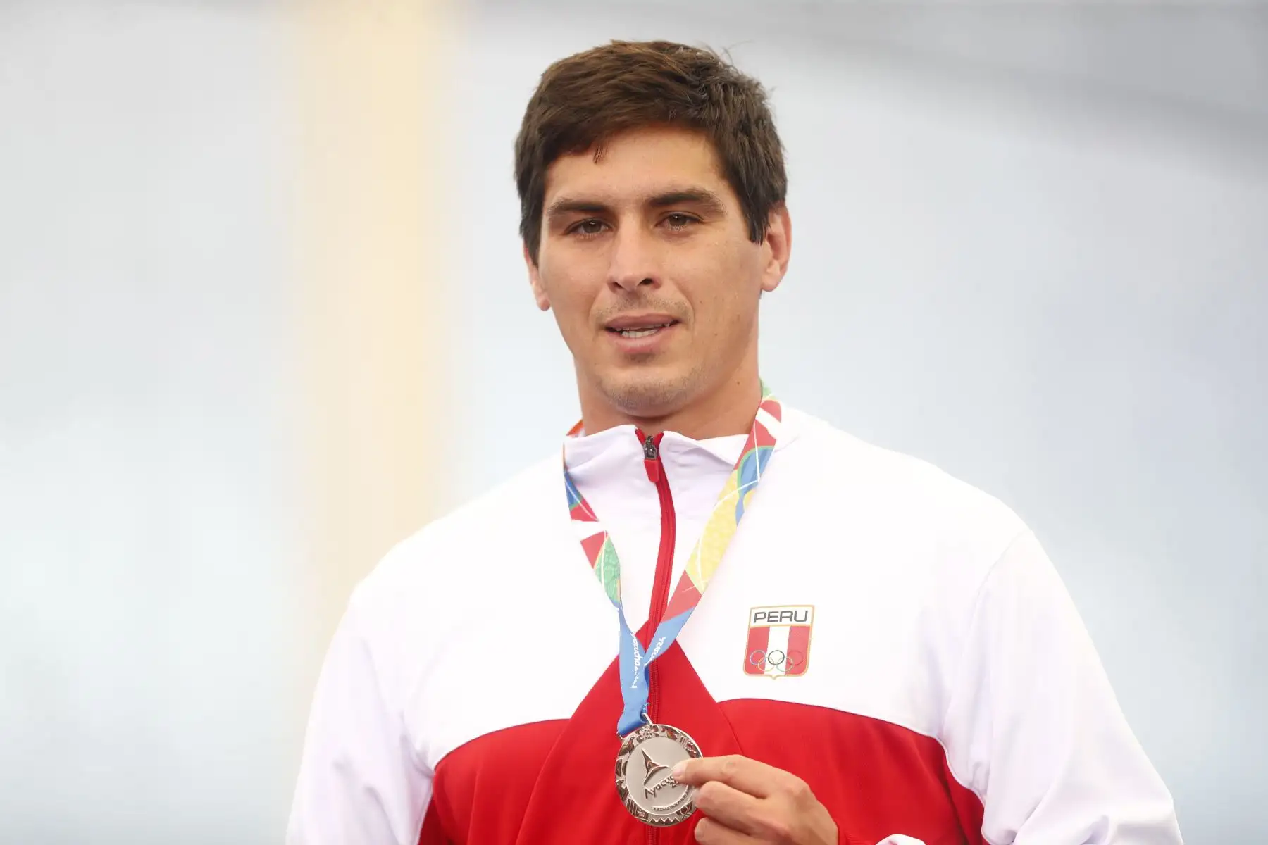 Ceremonia oficial de premiación a los 3 primeros lugares en la competencia de remoergómetro categoría individual masculina de los Juegos Bolivarianos Bicentenario Ayacucho 2024, en el colegio emblemático Mariscal Cáceres de Huamanga, en donde el peruano Geronimo Hamann Zlatar obtuvo la medalla de plata. Foto: ANDINA/Daniel Bracamonte