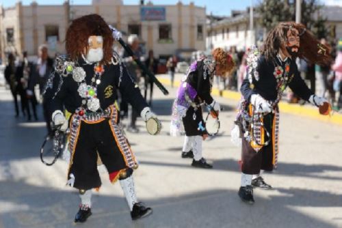 El auquis y/o awki danza (baile viejo) es incorporada en el repertorio de música regional, ejecutado por asociaciones de migrantes y residentes, lo que la transforma en un espacio significativo de solidaridad, de reciprocidad y pertenencia.