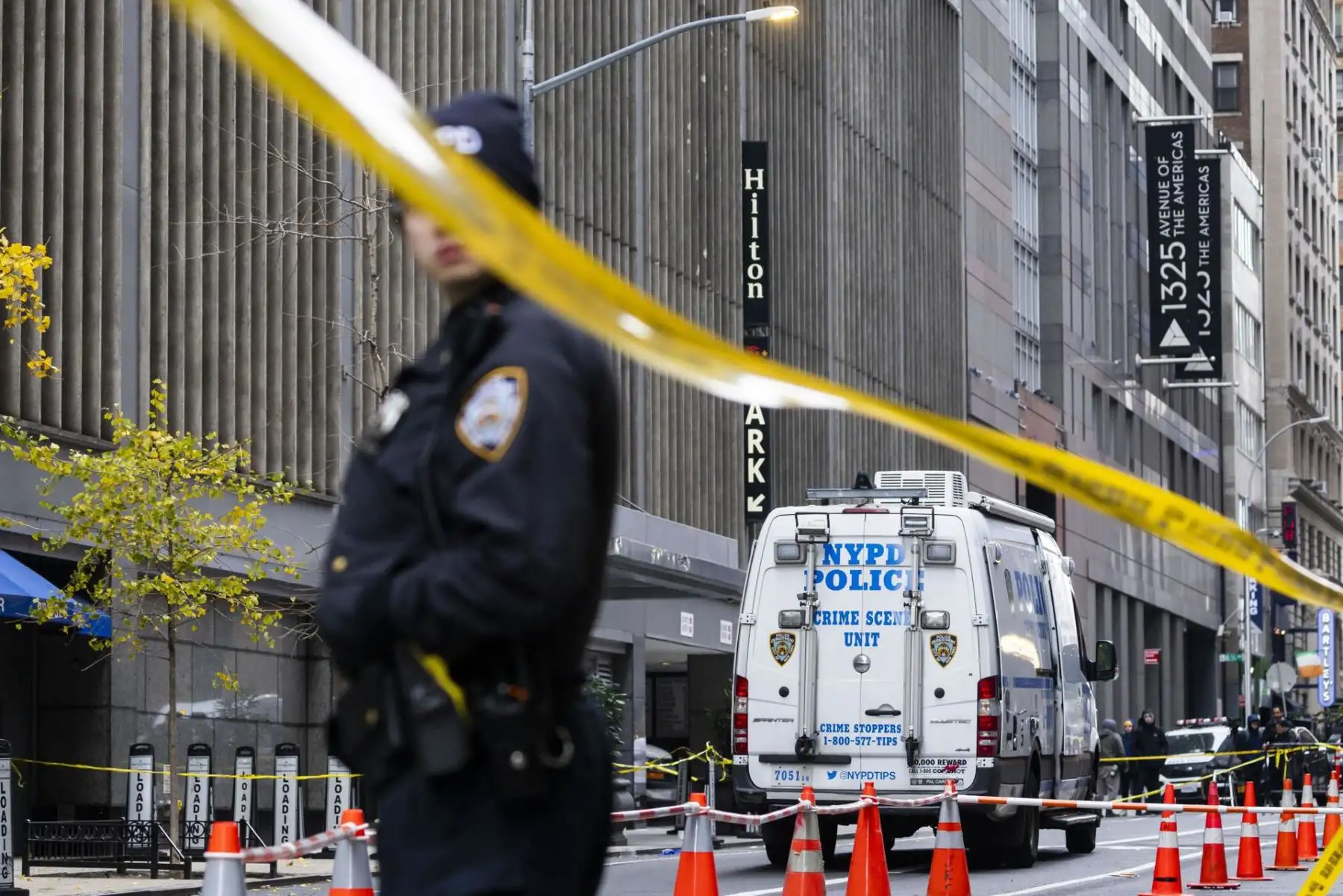 La policía difundió imágenes en las que se ve al sospechoso, que llevaba un suéter negro con capucha y una mochila gris, abriendo fuego antes de huir en bicicleta hacia Central Park. Foto: EFE