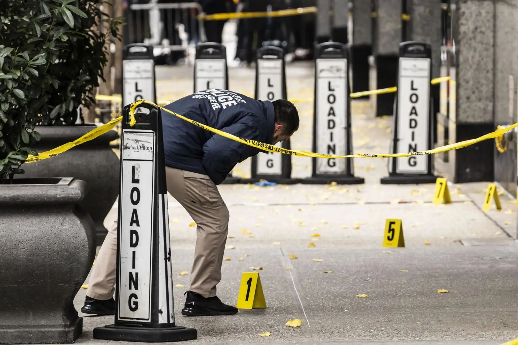 El jefe de detectives Joseph Kenny dijo que el autor de los disparos llegó a pie unos cinco minutos antes que Thompson, que al parecer había estado paseando sin escolta frente al hotel. El servicio ofrece 10.000 dólares por información que lleve a su detención. Foto: EFE