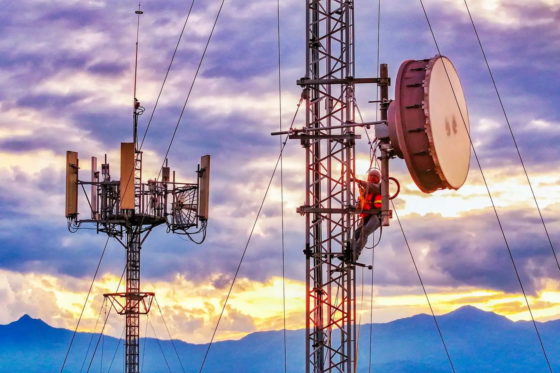 Con la presencia del ministro Raúl Pérez Reyes quien visitó el colegio José Antonio Encinas de la localidad de Amiñio, en la provincia de El Dorado, se dio inicio al despliegue de más de 1300 kilómetros de fibra óptica. Este proyecto transformará la conectividad en la región al beneficiar a 220 centros poblados, conectando a 371 instituciones públicas claves, como 215 colegios, 139 centros de salud y 17 comisarías. Asimismo, permitirá llevar Internet a 61 Centros de Acceso Digital (CAD) y 169 Espacios Públicos de Acceso Digital, fomentando el desarrollo social y económico de la región, mediante mejores oportunidades educativas. Foto: ANDINA/Difusión