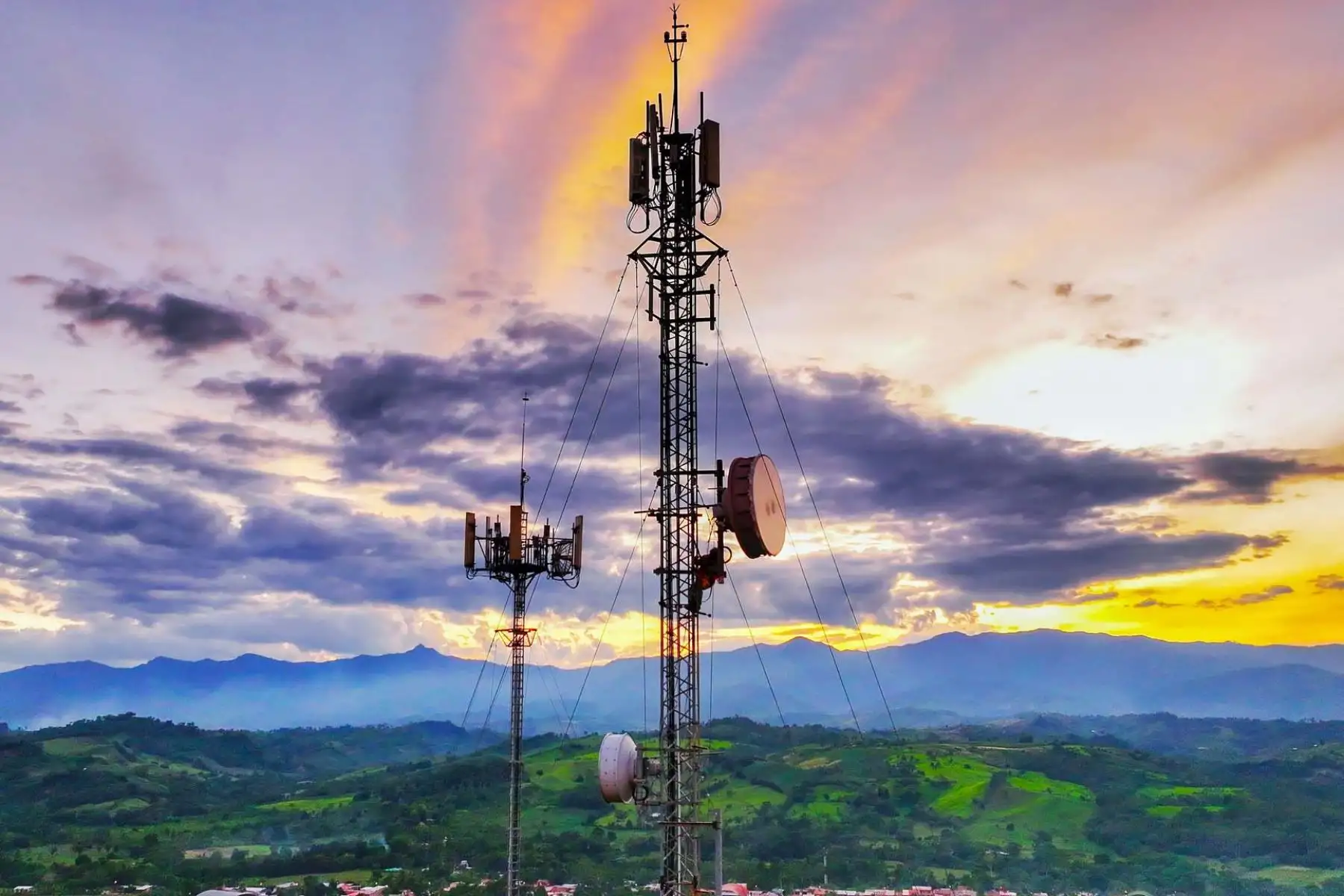 Con la presencia del ministro Raúl Pérez Reyes quien visitó el colegio José Antonio Encinas de la localidad de Amiñio, en la provincia de El Dorado, se dio inicio al despliegue de más de 1300 kilómetros de fibra óptica. Este proyecto transformará la conectividad en la región al beneficiar a 220 centros poblados, conectando a 371 instituciones públicas claves, como 215 colegios, 139 centros de salud y 17 comisarías. Asimismo, permitirá llevar Internet a 61 Centros de Acceso Digital (CAD) y 169 Espacios Públicos de Acceso Digital, fomentando el desarrollo social y económico de la región, mediante mejores oportunidades educativas. Foto: ANDINA/Difusión