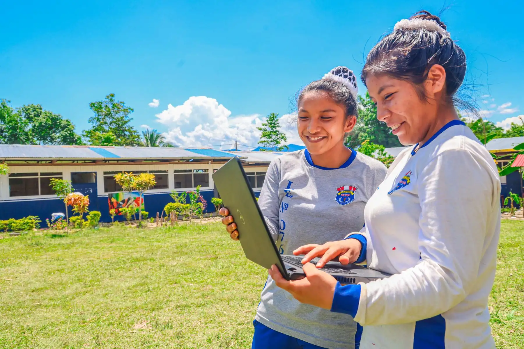 Con la presencia del ministro Raúl Pérez Reyes quien visitó el colegio José Antonio Encinas de la localidad de Amiñio, en la provincia de El Dorado, se dio inicio al despliegue de más de 1300 kilómetros de fibra óptica. Este proyecto transformará la conectividad en la región al beneficiar a 220 centros poblados, conectando a 371 instituciones públicas claves, como 215 colegios, 139 centros de salud y 17 comisarías. Asimismo, permitirá llevar Internet a 61 Centros de Acceso Digital (CAD) y 169 Espacios Públicos de Acceso Digital, fomentando el desarrollo social y económico de la región, mediante mejores oportunidades educativas. Foto: ANDINA/Difusión