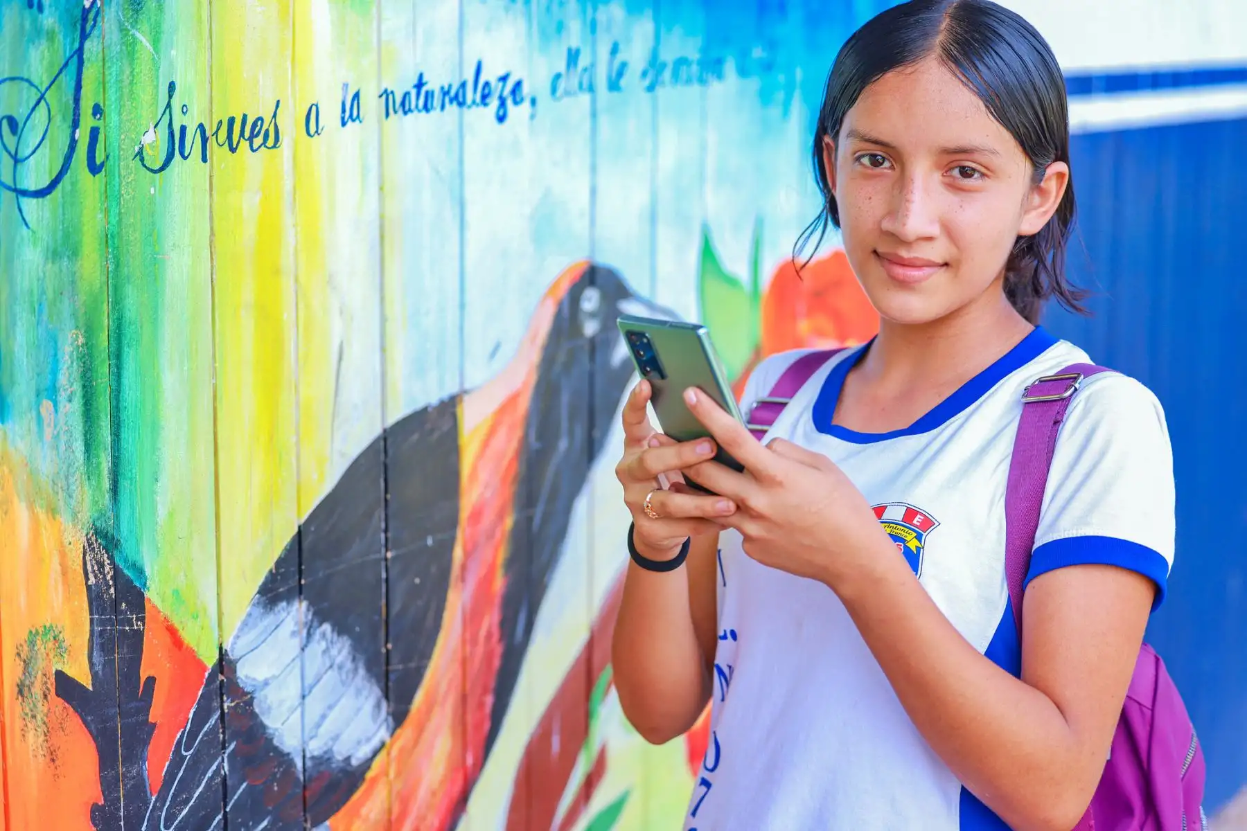 Con la presencia del ministro Raúl Pérez Reyes quien visitó el colegio José Antonio Encinas de la localidad de Amiñio, en la provincia de El Dorado, se dio inicio al despliegue de más de 1300 kilómetros de fibra óptica. Este proyecto transformará la conectividad en la región al beneficiar a 220 centros poblados, conectando a 371 instituciones públicas claves, como 215 colegios, 139 centros de salud y 17 comisarías. Asimismo, permitirá llevar Internet a 61 Centros de Acceso Digital (CAD) y 169 Espacios Públicos de Acceso Digital, fomentando el desarrollo social y económico de la región, mediante mejores oportunidades educativas. Foto: ANDINA/Difusión