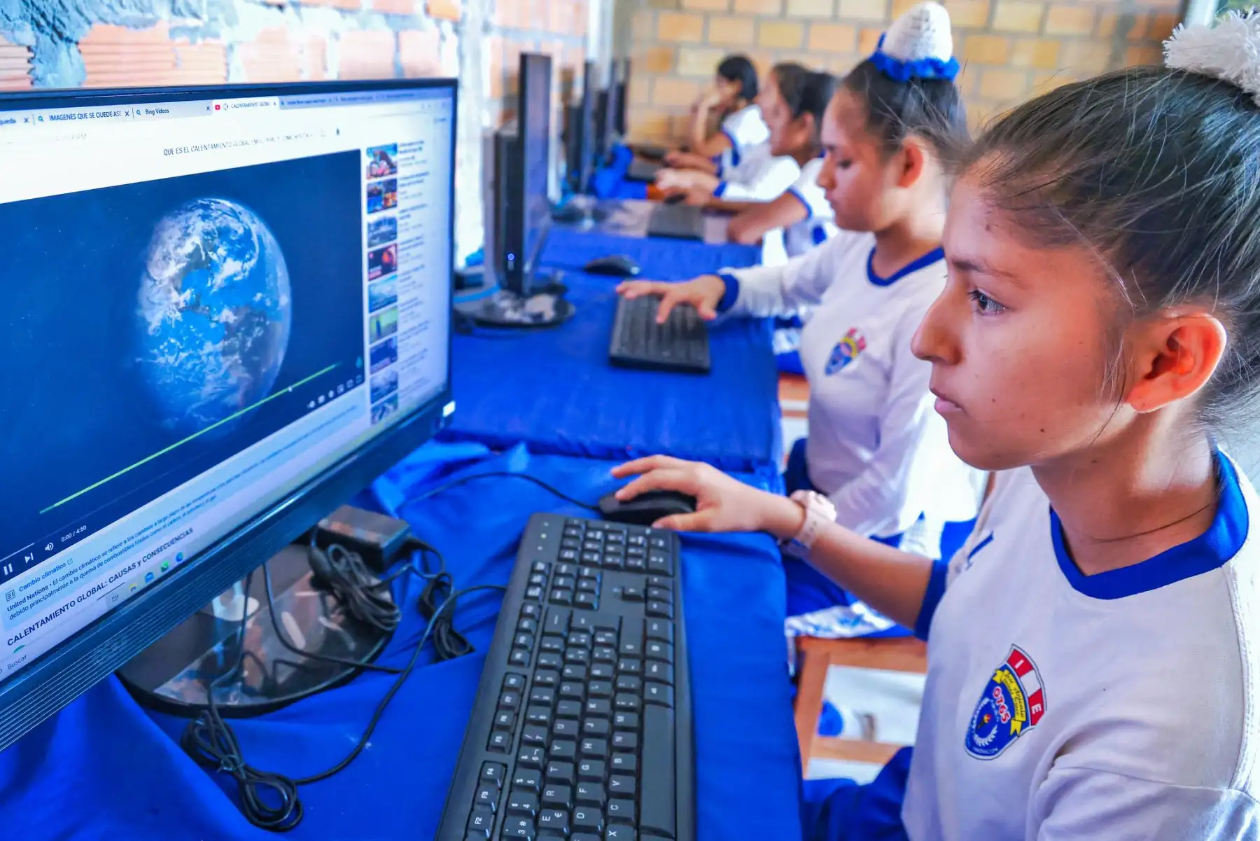 Con la presencia del ministro Raúl Pérez Reyes quien visitó el colegio José Antonio Encinas de la localidad de Amiñio, en la provincia de El Dorado, se dio inicio al despliegue de más de 1300 kilómetros de fibra óptica. Este proyecto transformará la conectividad en la región al beneficiar a 220 centros poblados, conectando a 371 instituciones públicas claves, como 215 colegios, 139 centros de salud y 17 comisarías. Asimismo, permitirá llevar Internet a 61 Centros de Acceso Digital (CAD) y 169 Espacios Públicos de Acceso Digital, fomentando el desarrollo social y económico de la región, mediante mejores oportunidades educativas. Foto: ANDINA/Difusión