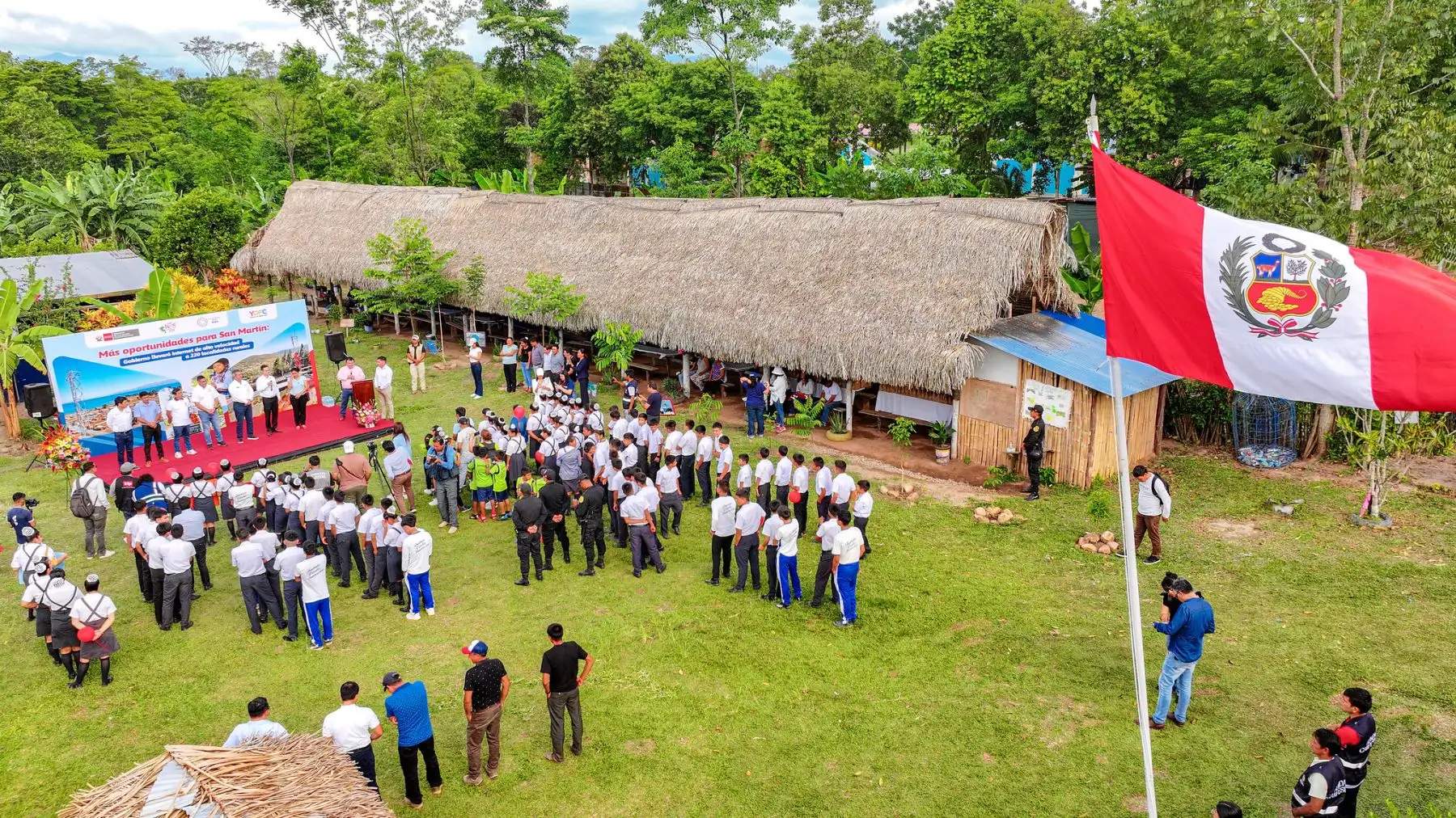 Con la presencia del ministro Raúl Pérez Reyes quien visitó el colegio José Antonio Encinas de la localidad de Amiñio, en la provincia de El Dorado, se dio inicio al despliegue de más de 1300 kilómetros de fibra óptica. Este proyecto transformará la conectividad en la región al beneficiar a 220 centros poblados, conectando a 371 instituciones públicas claves, como 215 colegios, 139 centros de salud y 17 comisarías. Asimismo, permitirá llevar Internet a 61 Centros de Acceso Digital (CAD) y 169 Espacios Públicos de Acceso Digital, fomentando el desarrollo social y económico de la región, mediante mejores oportunidades educativas. Foto: ANDINA/Difusión