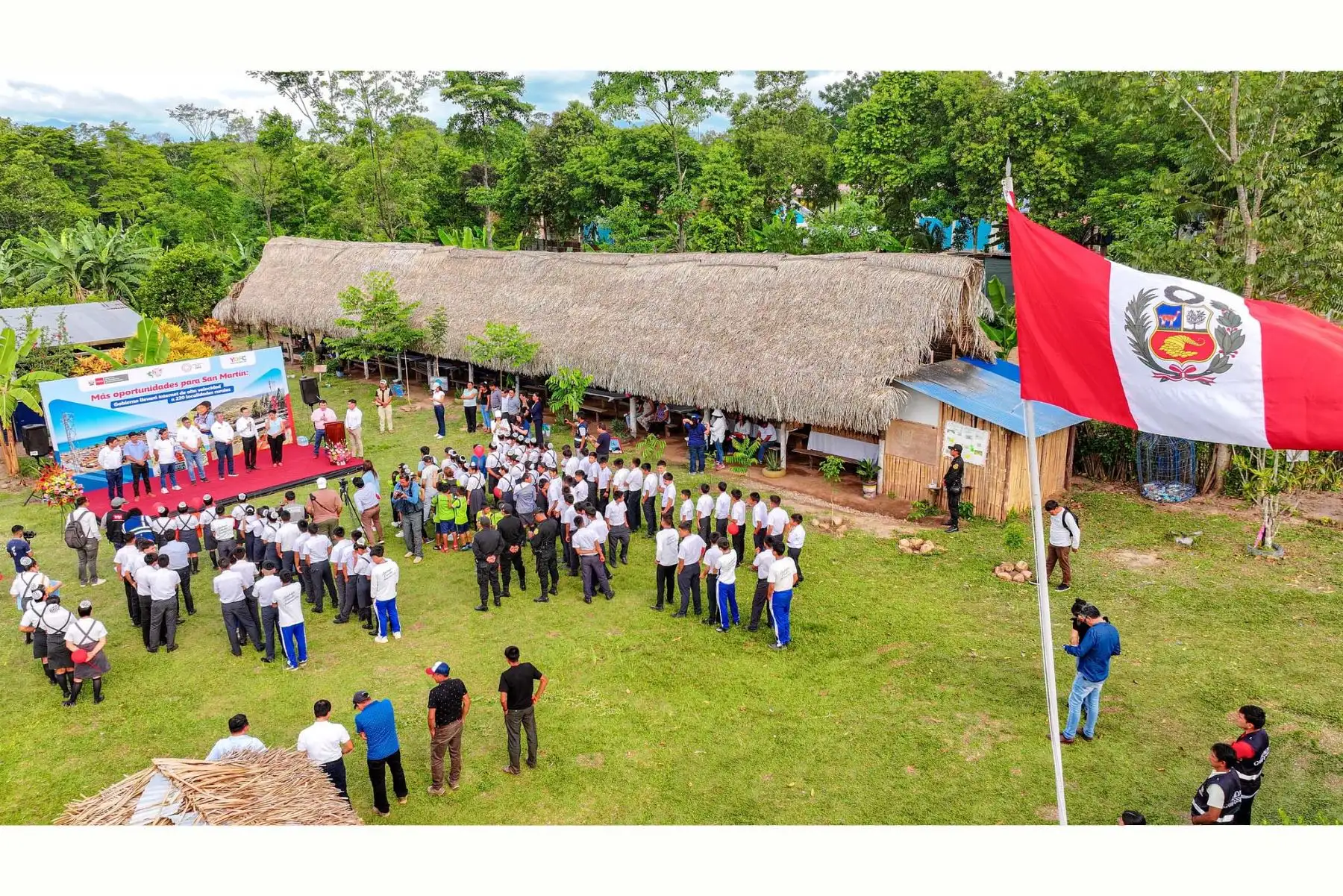 Con la presencia del ministro Raúl Pérez Reyes quien visitó el colegio José Antonio Encinas de la localidad de Amiñio, en la provincia de El Dorado, se dio inicio al despliegue de más de 1300 kilómetros de fibra óptica. Este proyecto transformará la conectividad en la región al beneficiar a 220 centros poblados, conectando a 371 instituciones públicas claves, como 215 colegios, 139 centros de salud y 17 comisarías. Asimismo, permitirá llevar Internet a 61 Centros de Acceso Digital (CAD) y 169 Espacios Públicos de Acceso Digital, fomentando el desarrollo social y económico de la región, mediante mejores oportunidades educativas. Foto: ANDINA/Difusión