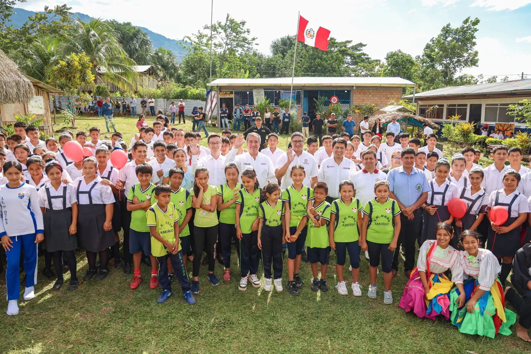 Con la presencia del ministro Raúl Pérez Reyes quien visitó el colegio José Antonio Encinas de la localidad de Amiñio, en la provincia de El Dorado, se dio inicio al despliegue de más de 1300 kilómetros de fibra óptica. Este proyecto transformará la conectividad en la región al beneficiar a 220 centros poblados, conectando a 371 instituciones públicas claves, como 215 colegios, 139 centros de salud y 17 comisarías. Asimismo, permitirá llevar Internet a 61 Centros de Acceso Digital (CAD) y 169 Espacios Públicos de Acceso Digital, fomentando el desarrollo social y económico de la región, mediante mejores oportunidades educativas. Foto: ANDINA/Difusión
