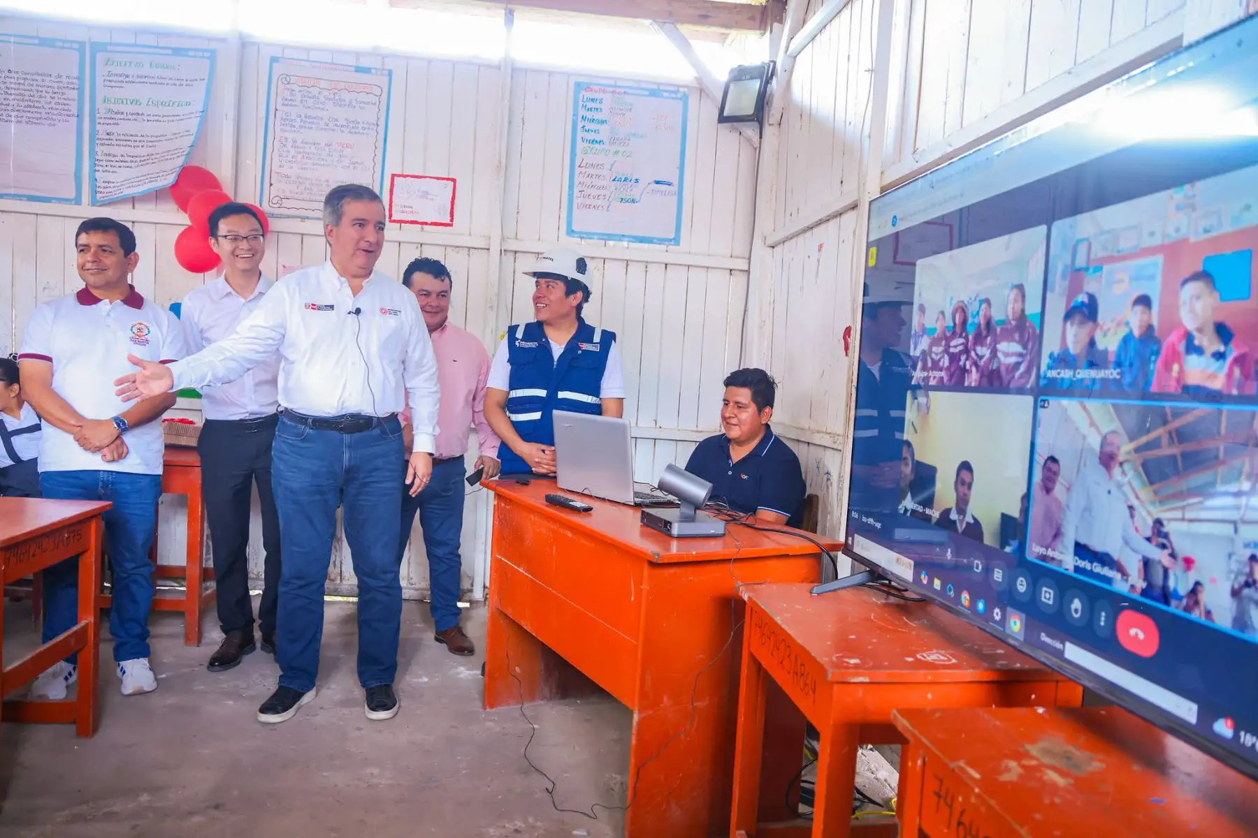 Con la presencia del ministro Raúl Pérez Reyes quien visitó el colegio José Antonio Encinas de la localidad de Amiñio, en la provincia de El Dorado, se dio inicio al despliegue de más de 1300 kilómetros de fibra óptica. Este proyecto transformará la conectividad en la región al beneficiar a 220 centros poblados, conectando a 371 instituciones públicas claves, como 215 colegios, 139 centros de salud y 17 comisarías. Asimismo, permitirá llevar Internet a 61 Centros de Acceso Digital (CAD) y 169 Espacios Públicos de Acceso Digital, fomentando el desarrollo social y económico de la región, mediante mejores oportunidades educativas. Foto: ANDINA/Difusión