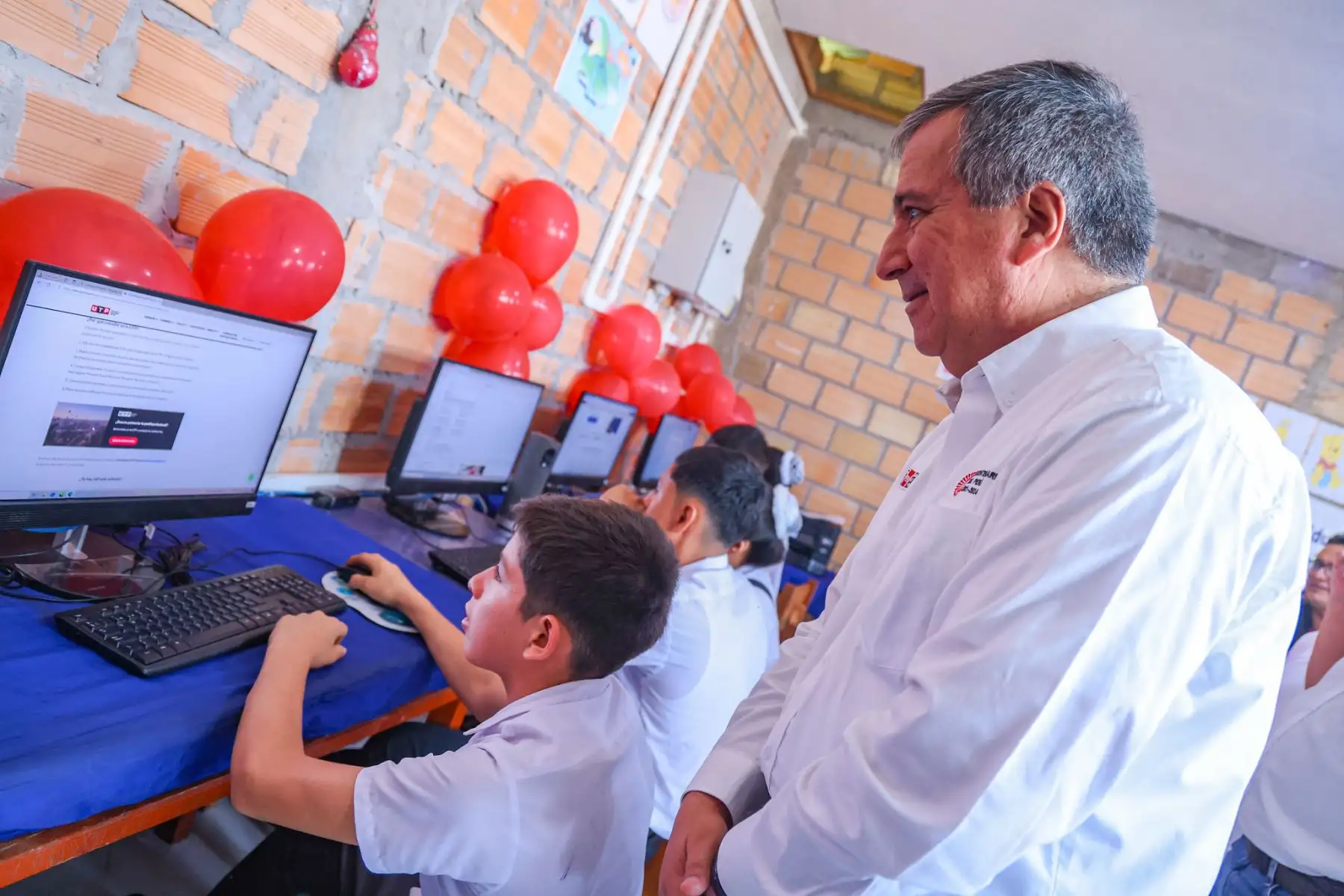 Con la presencia del ministro Raúl Pérez Reyes quien visitó el colegio José Antonio Encinas de la localidad de Amiñio, en la provincia de El Dorado, se dio inicio al despliegue de más de 1300 kilómetros de fibra óptica. Este proyecto transformará la conectividad en la región al beneficiar a 220 centros poblados, conectando a 371 instituciones públicas claves, como 215 colegios, 139 centros de salud y 17 comisarías. Asimismo, permitirá llevar Internet a 61 Centros de Acceso Digital (CAD) y 169 Espacios Públicos de Acceso Digital, fomentando el desarrollo social y económico de la región, mediante mejores oportunidades educativas. Foto: ANDINA/Difusión