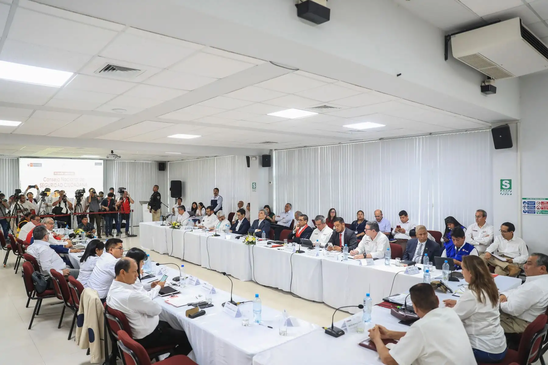 La presidenta de la república, Dina Boluarte, dio a conocer los acuerdos alcanzados durante la IV Sesión Ordinaria del Consejo Nacional de Seguridad Ciudadana (Conasec), realizado en la ciudad de Tarapoto, en la región San Martín. 
Foto: ANDINA/Prensa Presidencia
