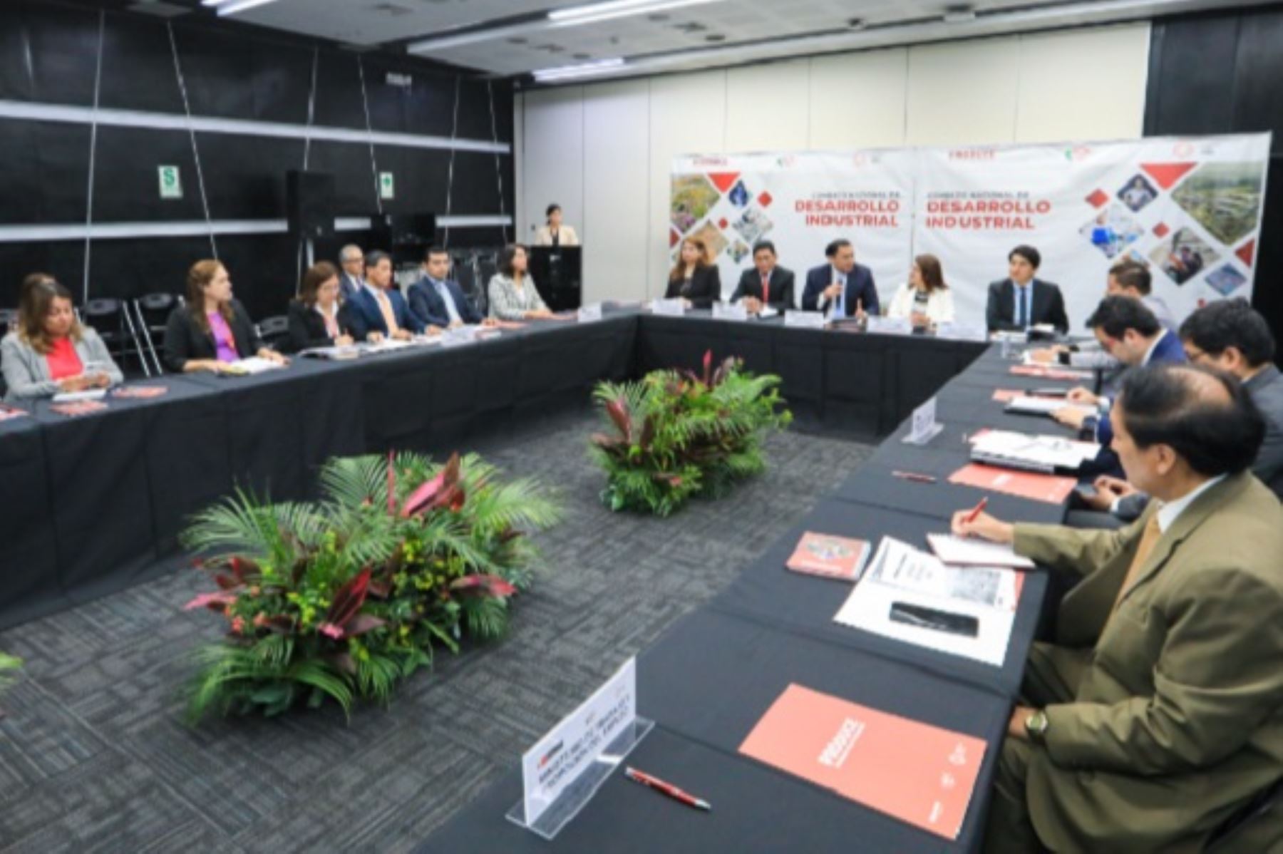 Hoy se aprobó la incorporación de 4 parques industriales al Sistema Nacional de Parques Industriales en la sesión del Consejo Nacional de Desarrollo Industrial (CNDI), realizado en el Ministerio de la Producción. Foto: Cortesía.