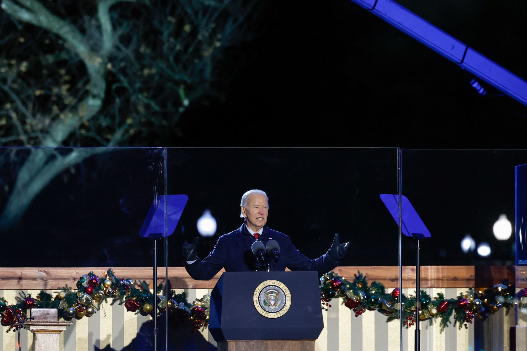 El presidente de EE. UU., Joe Biden, habla durante el encendido del árbol de Navidad en la elipse al sur de la Casa Blanca en Washington DC, el 5 de diciembre del 2024. Foto: ANDINA/AFP