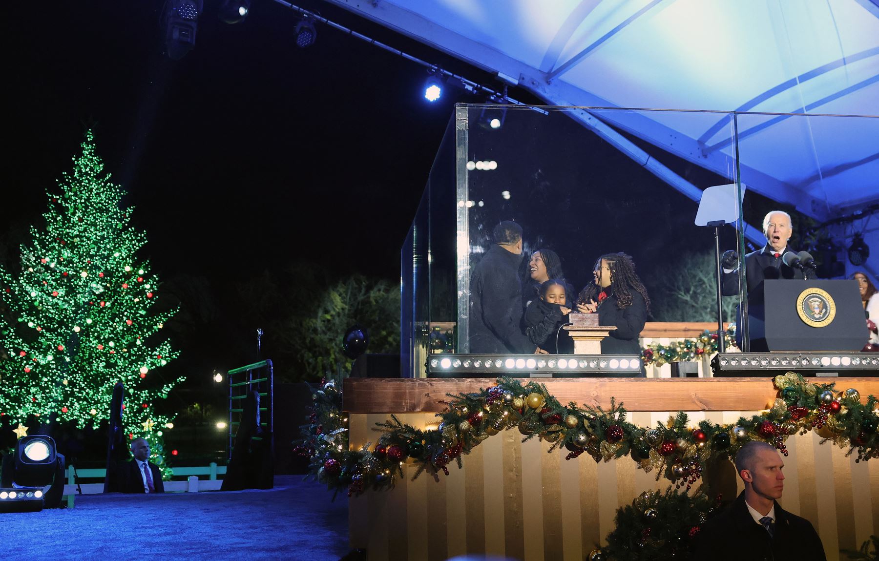 El presidente de EE. UU., Joe Biden, habla durante el encendido del árbol de Navidad en la elipse al sur de la Casa Blanca en Washington DC, el 5 de diciembre del 2024. Foto: ANDINA/AFP