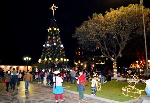 Cajamarca ya vive un ambiente navideño. El miércoles se inauguró la iluminación especial por esta fiesta en la plaza de Armas donde el  árbol y el nacimiento andino son las principales atracciones. ANDINA/Difusión