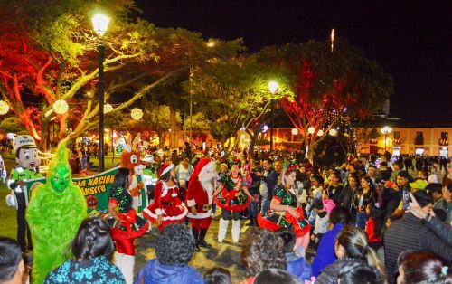 Plaza de Armas de Cajamarca llena de luces y colores con motivos navideños