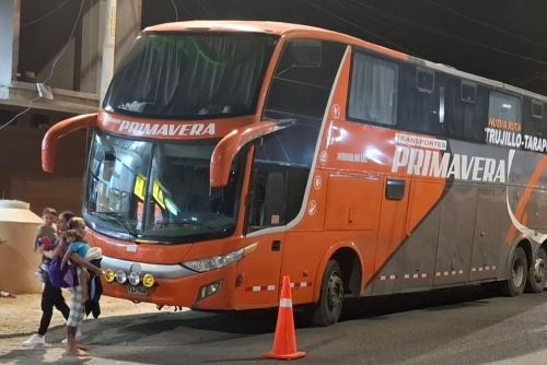 La Policía Nacional de Tumbes intervino también a los conductores del bus interprovincial que transportaba a los 50 ciudadanos extranjeros que ingresaron de forma ilegal al Perú.