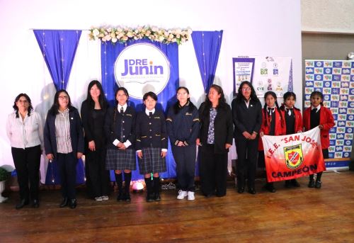 La Dirección Regional de Educación de Junín premió a los mejores estudiantes y docentes de la región que destacaron en los diversos concursos educativos organizados este año. Foto: Pedro Tinoco