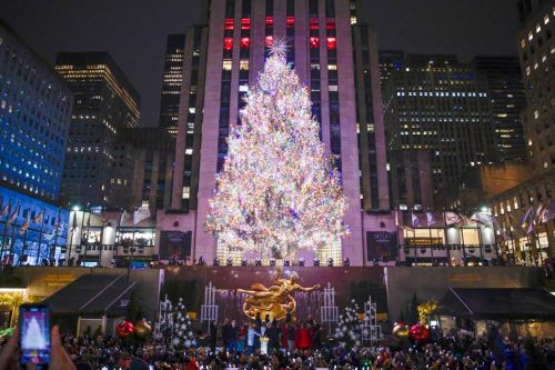 El árbol del Rockefeller se ilumina en Nueva York al ritmo de Thalía y los Backstreet Boys