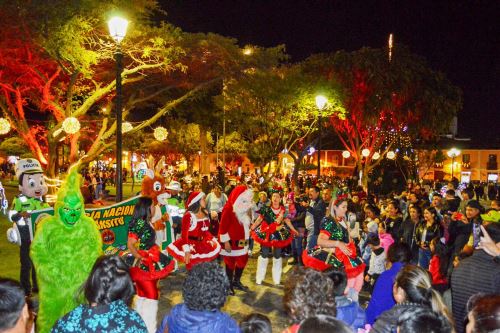 Plaza de Armas de Cajamarca llena de luces y colores con motivos navideños